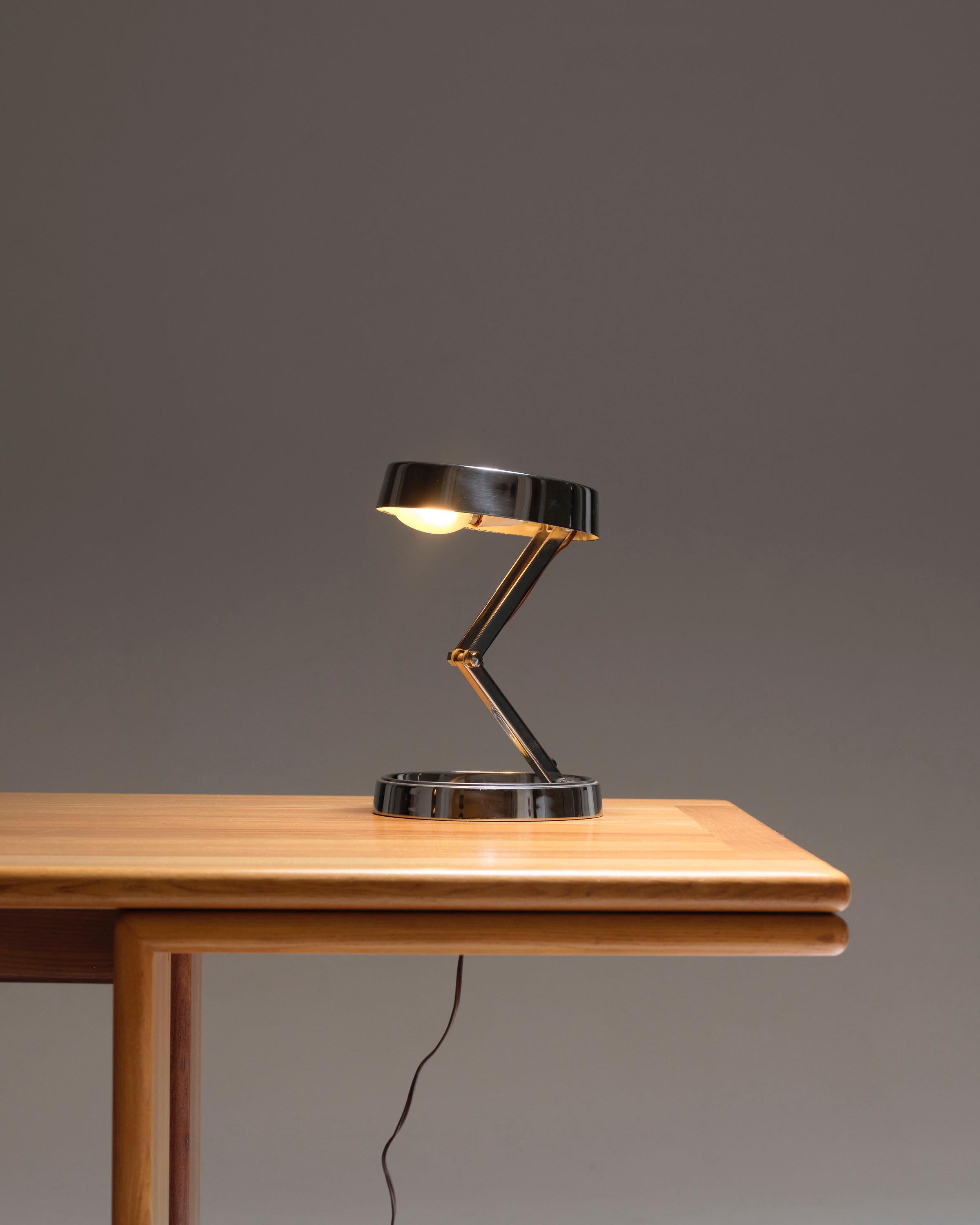 Amerikanische runde Schreibtischlampe aus verchromtem Metall, 1970er Jahre. Der faltbare Arm ermöglicht die Ausrichtung des Lichts und die Einstellung der Helligkeit. Funktionale Elektrifizierung. Eine originale Glühbirne.

LP3596