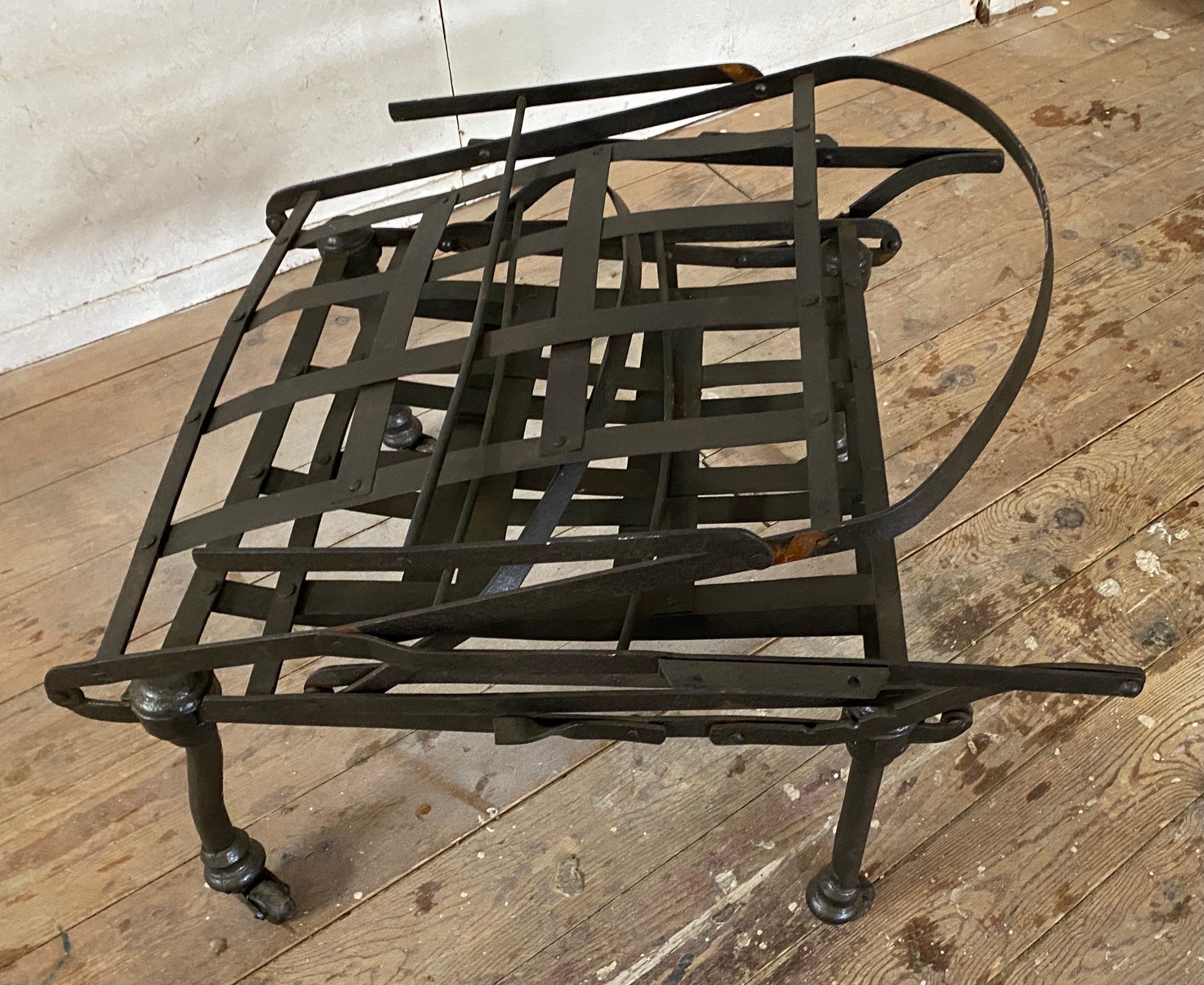 La tumbona de hierro plegable ajustable estilo campaña puede colocarse en varias posiciones, erguida o tumbada. La silla de exterior también puede actuar como sillón sin el reposapiernas abatible. La unidad se pliega de forma compacta para