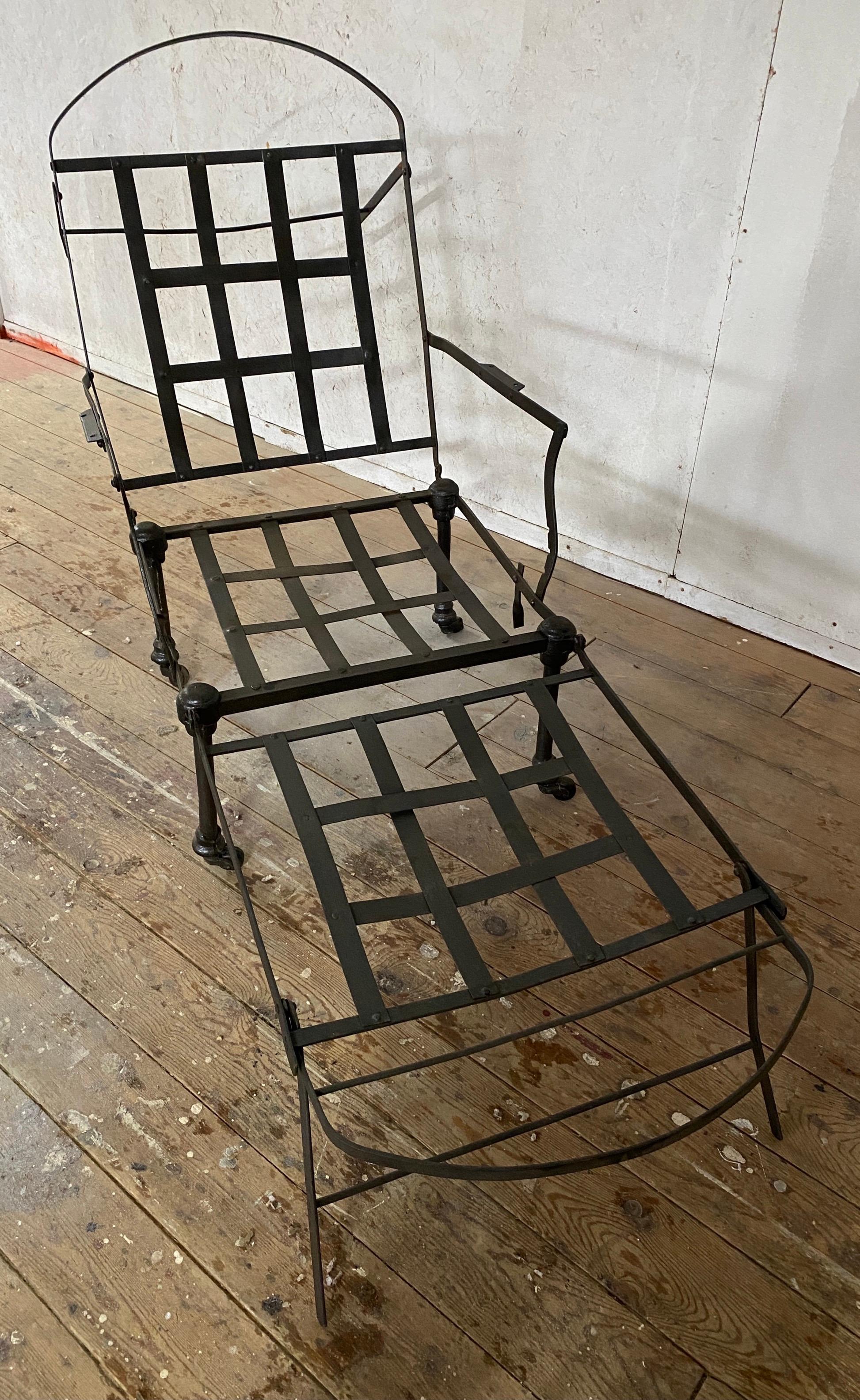 Chaise longue de jardín plegable de metal en Bueno estado para la venta en Sheffield, MA