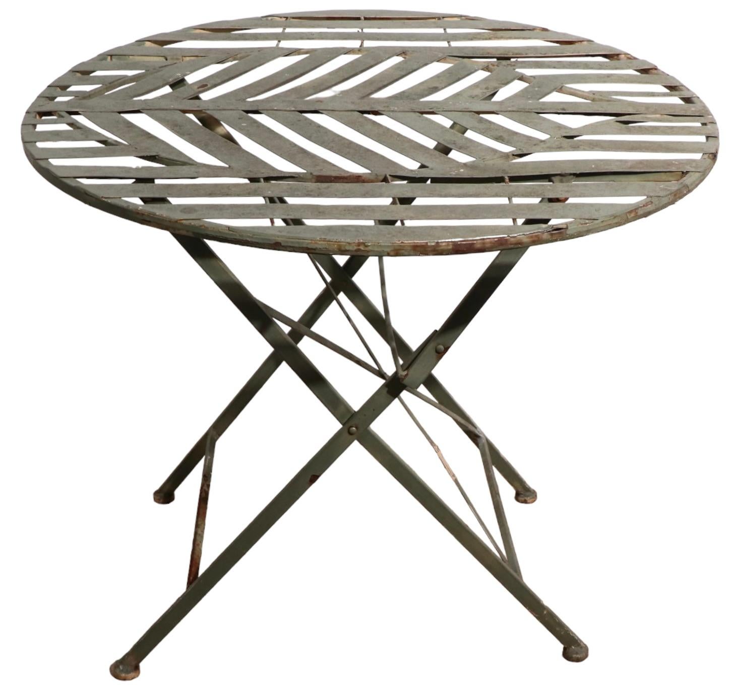 Folding Metal Garden Patio Poolside Table with Stylized Leaf Motif Top For Sale 5