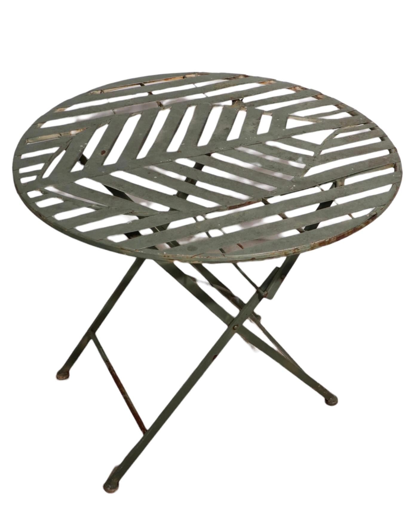 Folding Metal Garden Patio Poolside Table with Stylized Leaf Motif Top For Sale 6