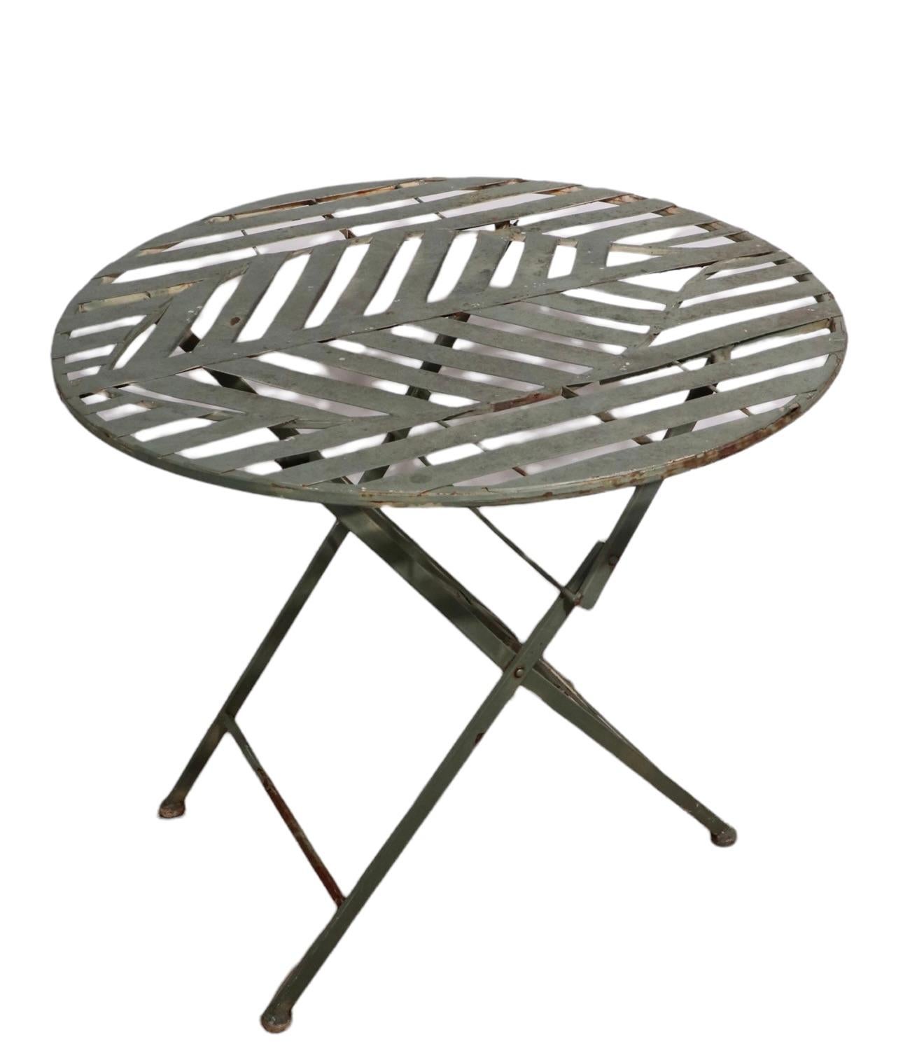 Folding Metal Garden Patio Poolside Table with Stylized Leaf Motif Top For Sale 7