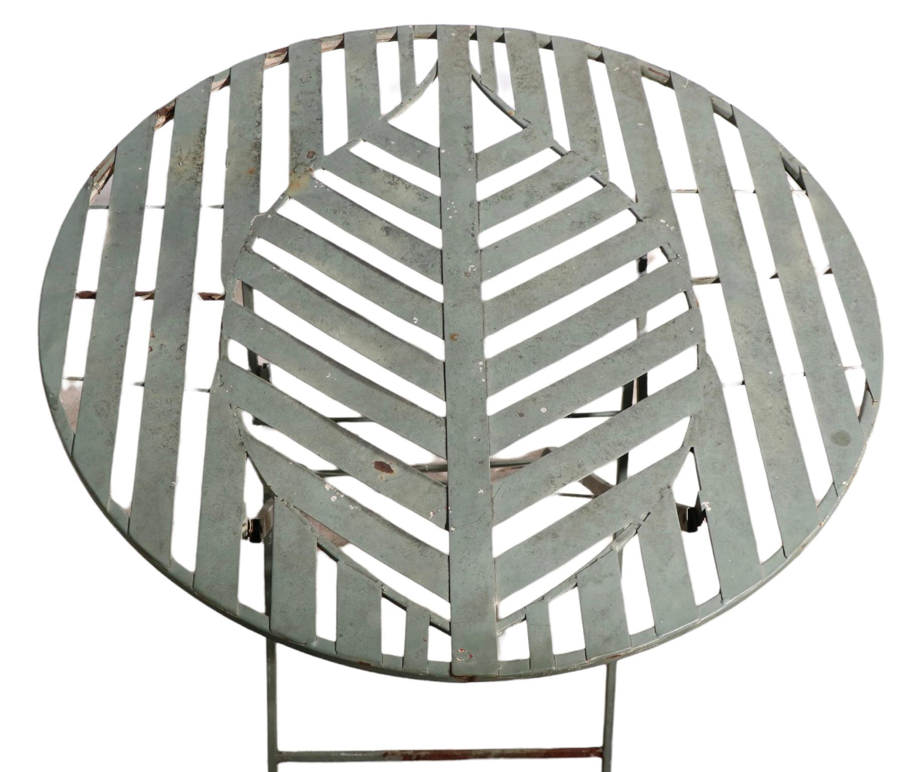 Folding Metal Garden Patio Poolside Table with Stylized Leaf Motif Top For Sale 9