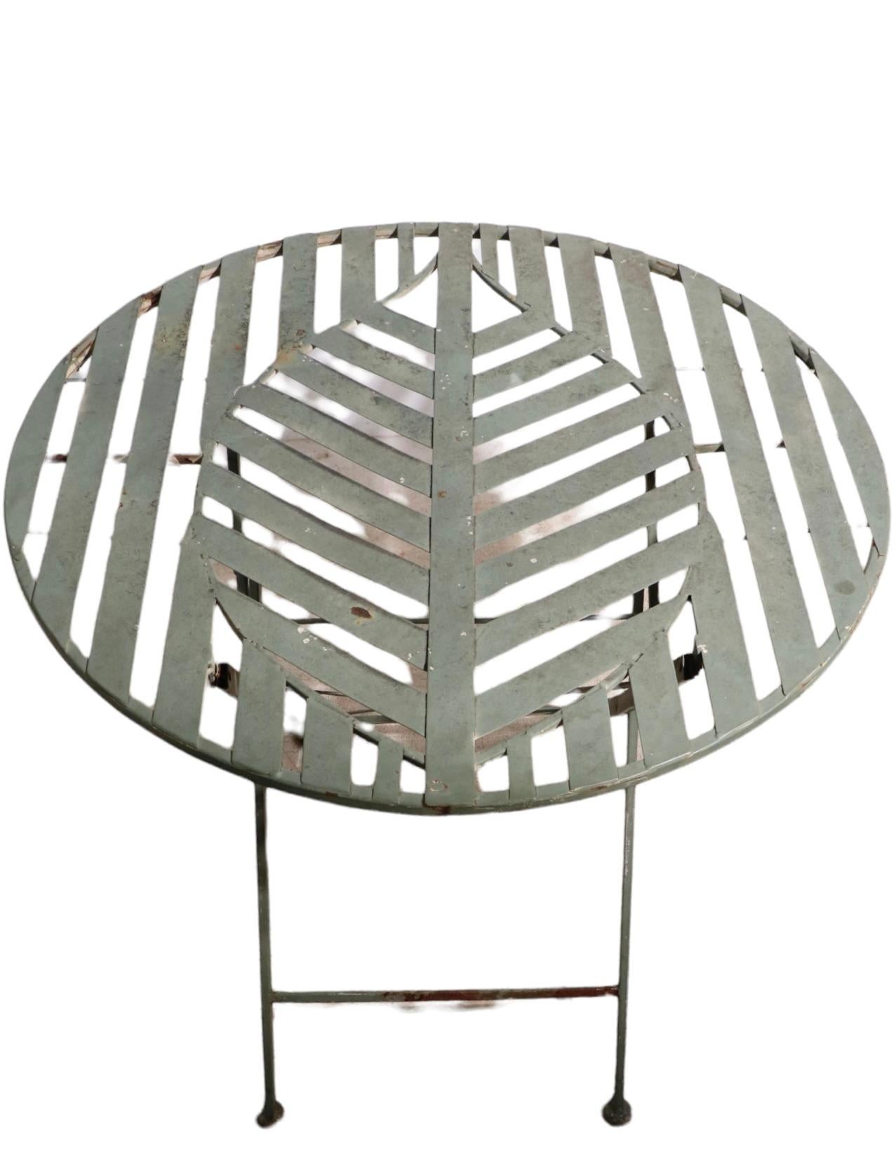 Folding Metal Garden Patio Poolside Table with Stylized Leaf Motif Top For Sale 10