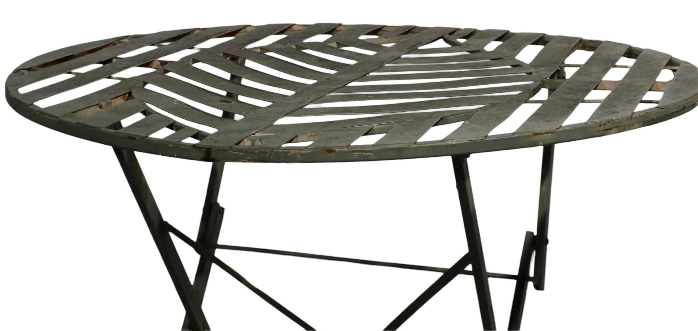 Art Deco Folding Metal Garden Patio Poolside Table with Stylized Leaf Motif Top For Sale