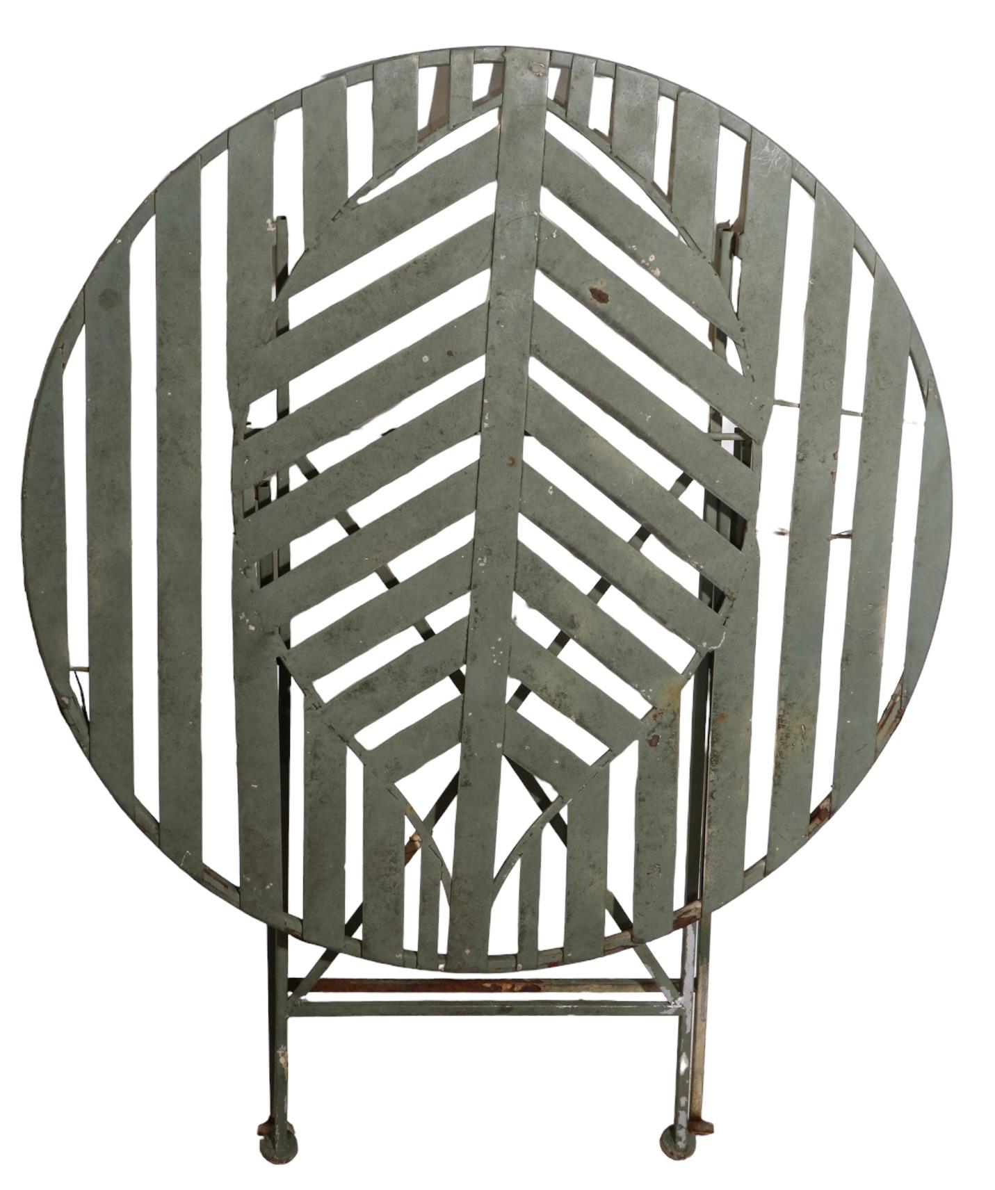 Folding Metal Garden Patio Poolside Table with Stylized Leaf Motif Top For Sale 1