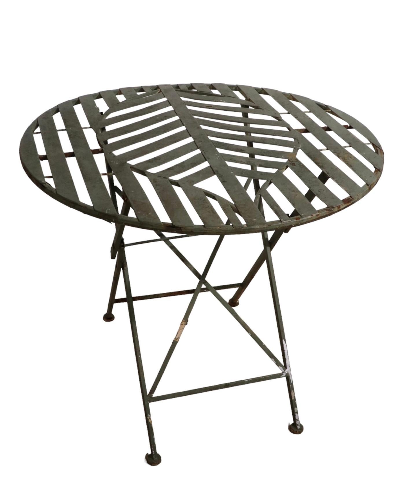 Folding Metal Garden Patio Poolside Table with Stylized Leaf Motif Top For Sale 2