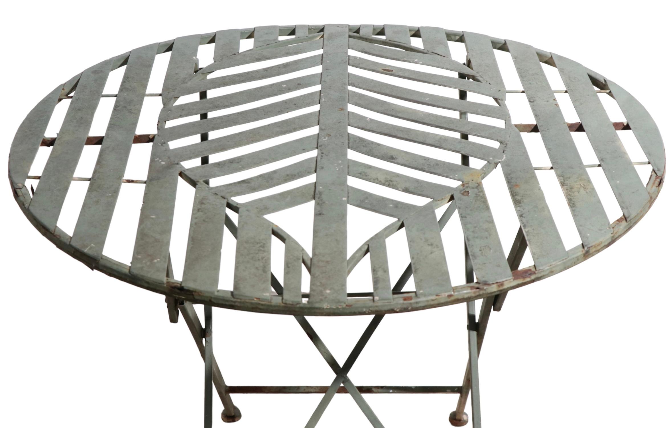 Folding Metal Garden Patio Poolside Table with Stylized Leaf Motif Top For Sale 3