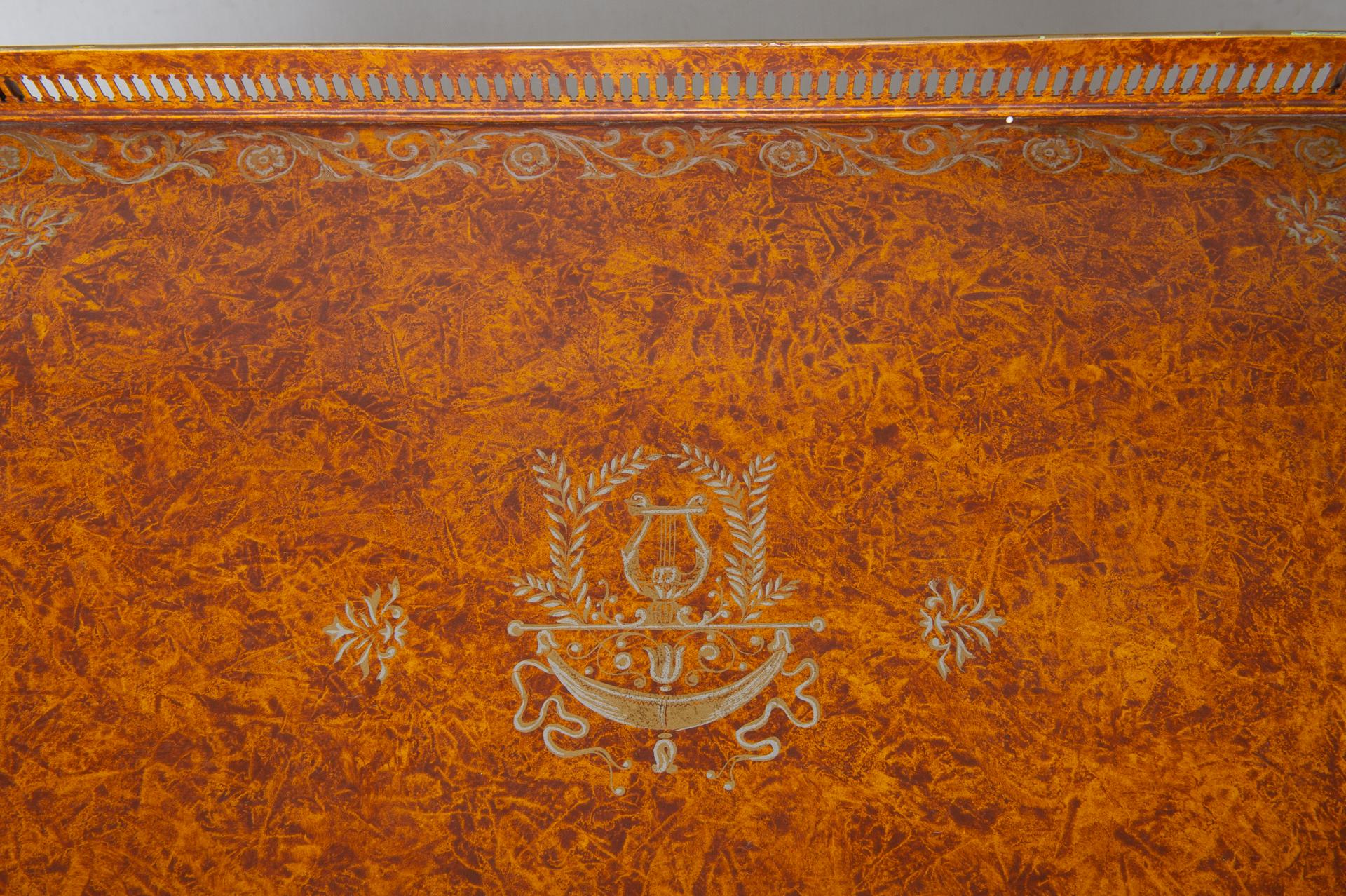 Table d'appoint italienne en métal avec plateau en vente 1