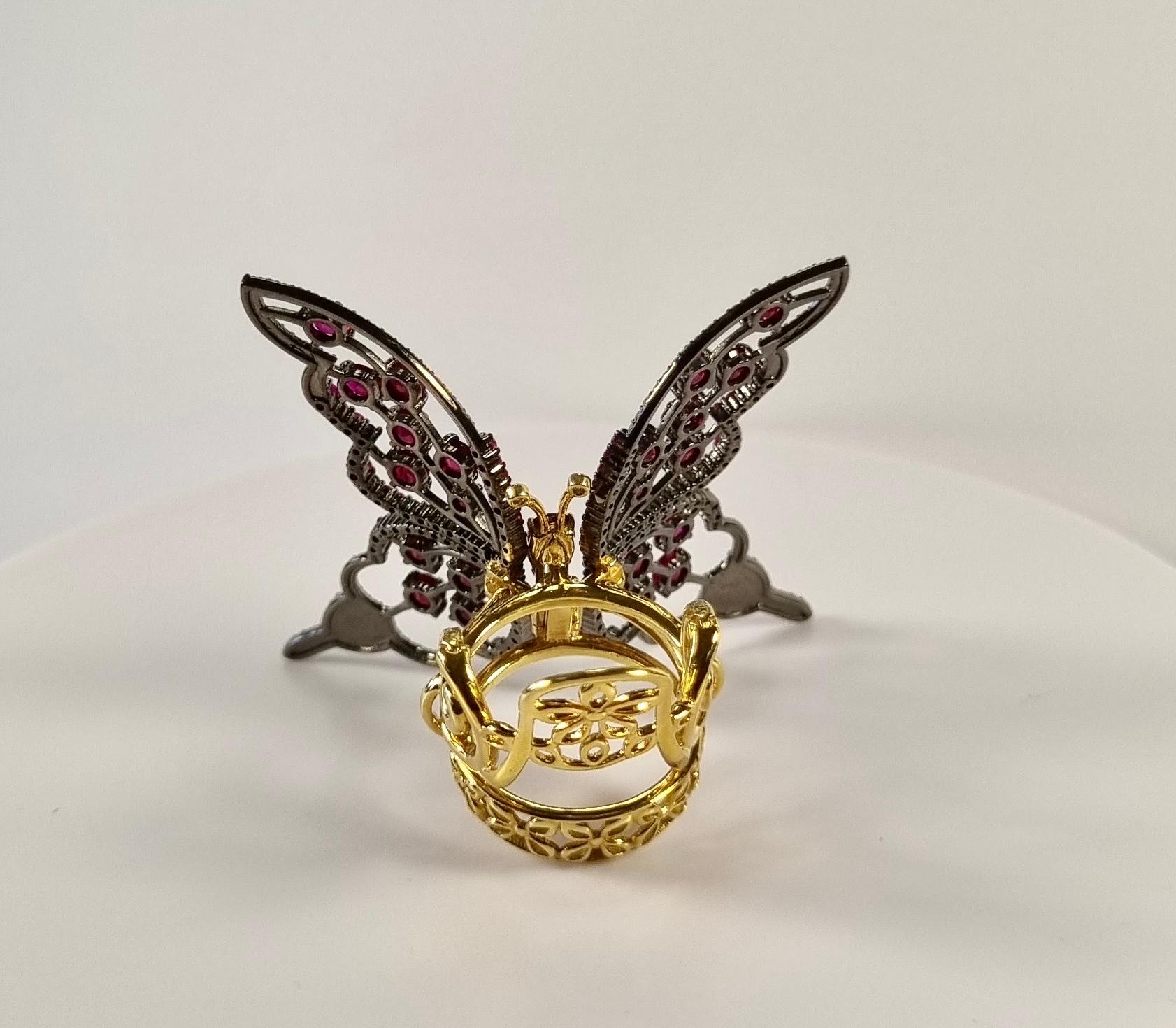 Romantique Bague papillon mobile pliante en or 18 carats, argent, diamants, rubis et saphirs en vente