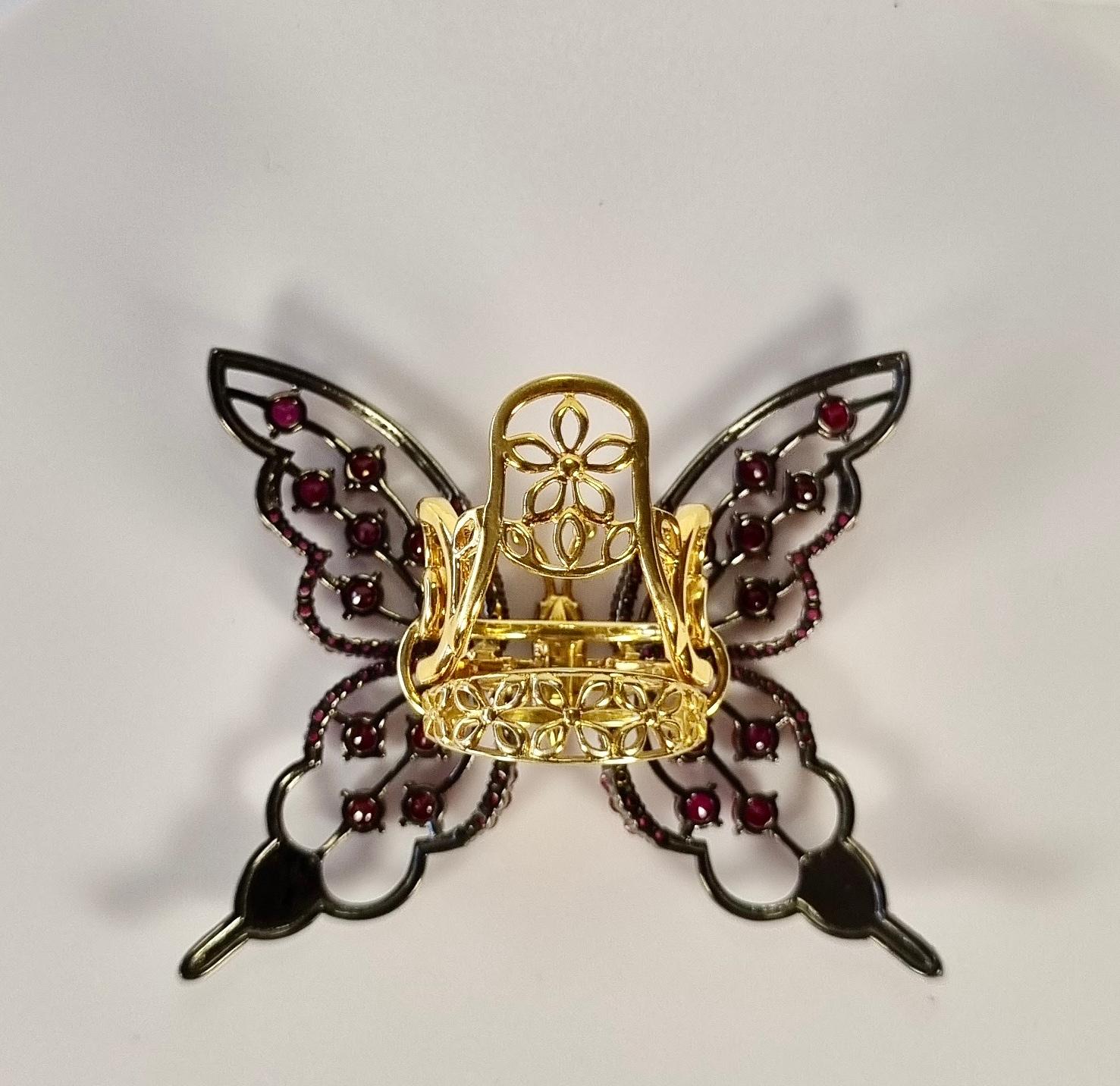 Taille ronde Bague papillon mobile pliante en or 18 carats, argent, diamants, rubis et saphirs en vente