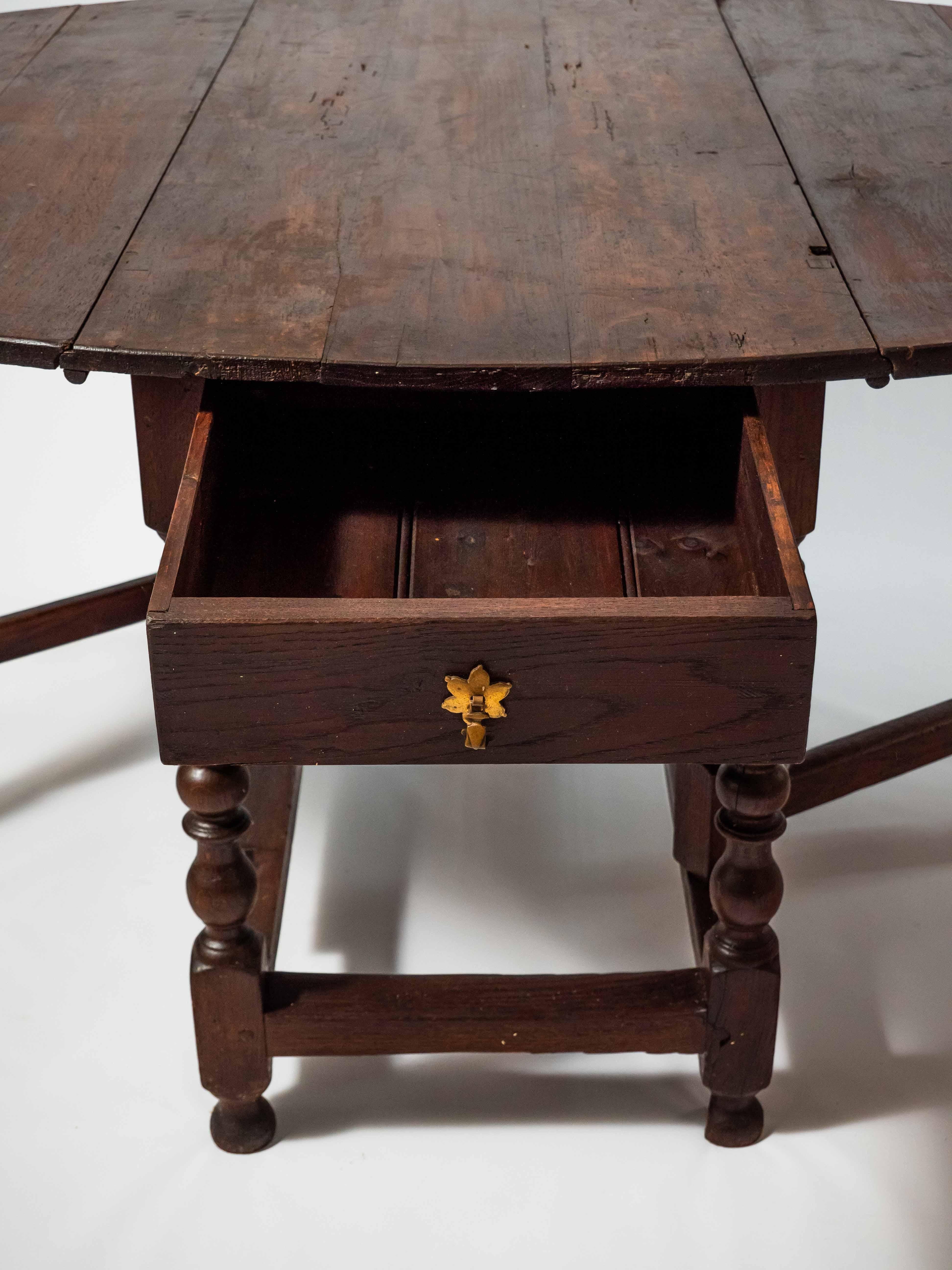 Folding oak Gate Leg Table with drawer In Good Condition For Sale In STRAČOV, CZ