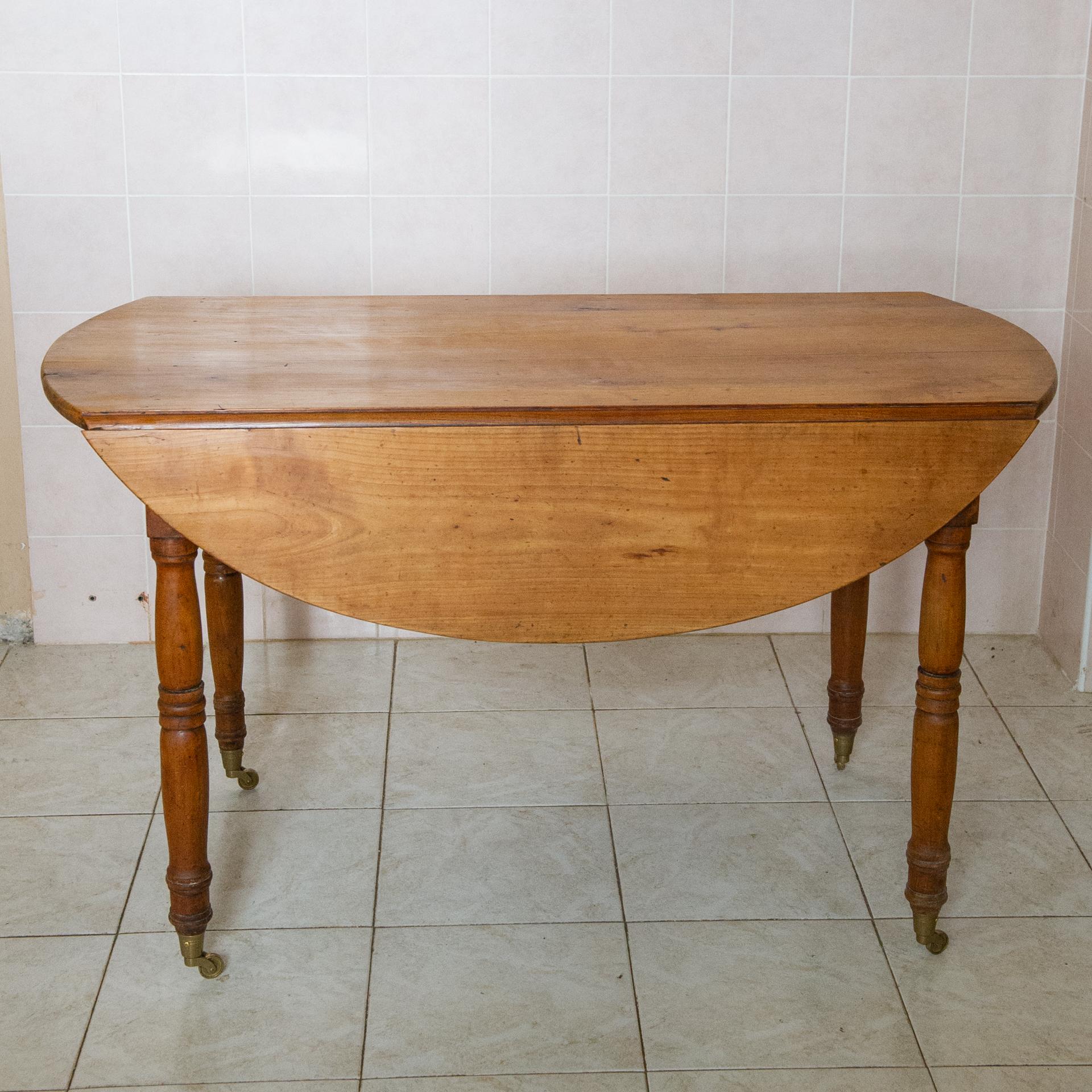 folding tables on wheels