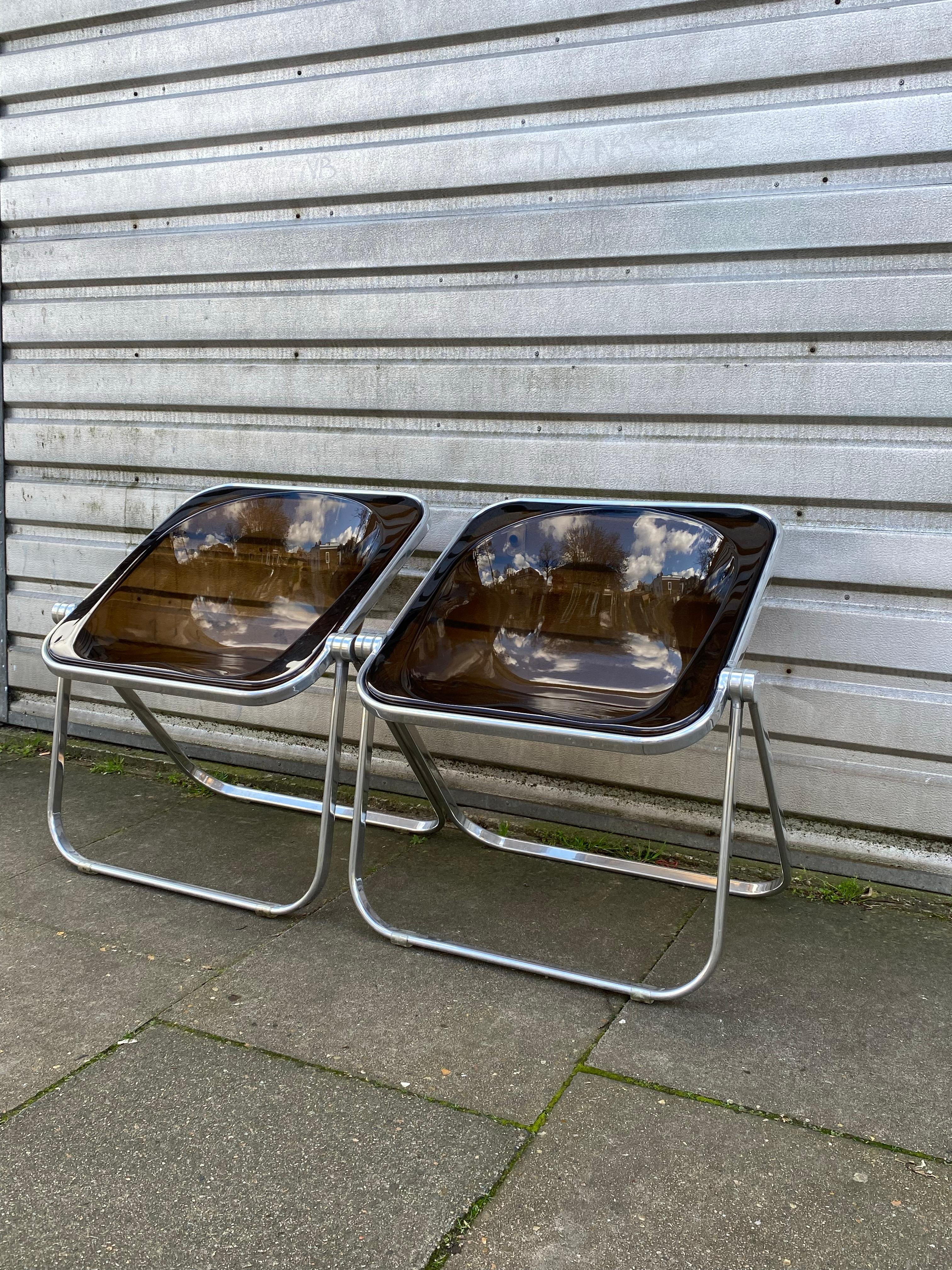 Klappstuhl Plona aus geräuchertem Acryl von Giancarlo Piretti für Castelli, 70er Jahre.

Diese beiden Stühle wurden 1973 ein Jahr lang auf der Triennale von Mailand ausgestellt. Dieses besondere Design befindet sich in der ständigen Sammlung des