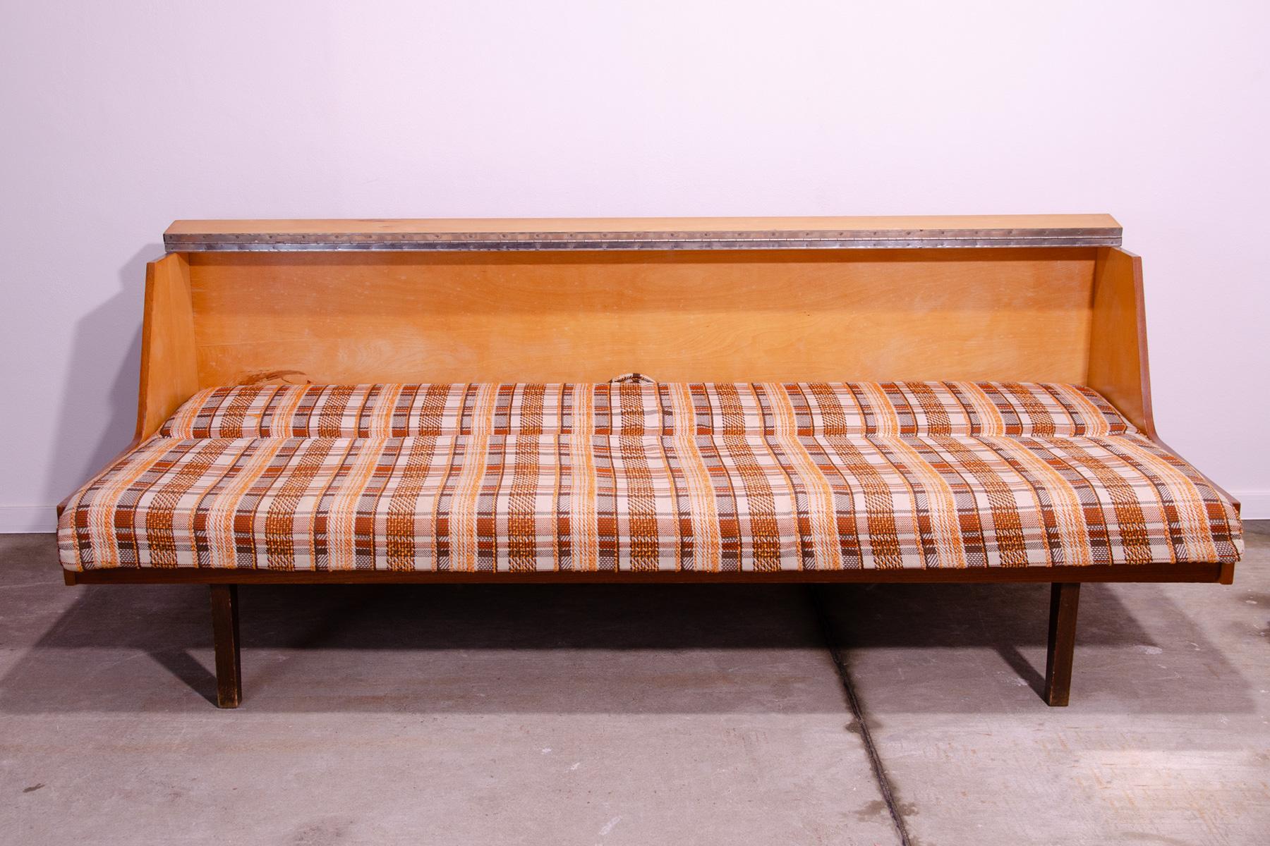 Klappbares Sofabett im skandinavischen Stil, 1970er Jahre, Tschechoslowakei im Angebot 4