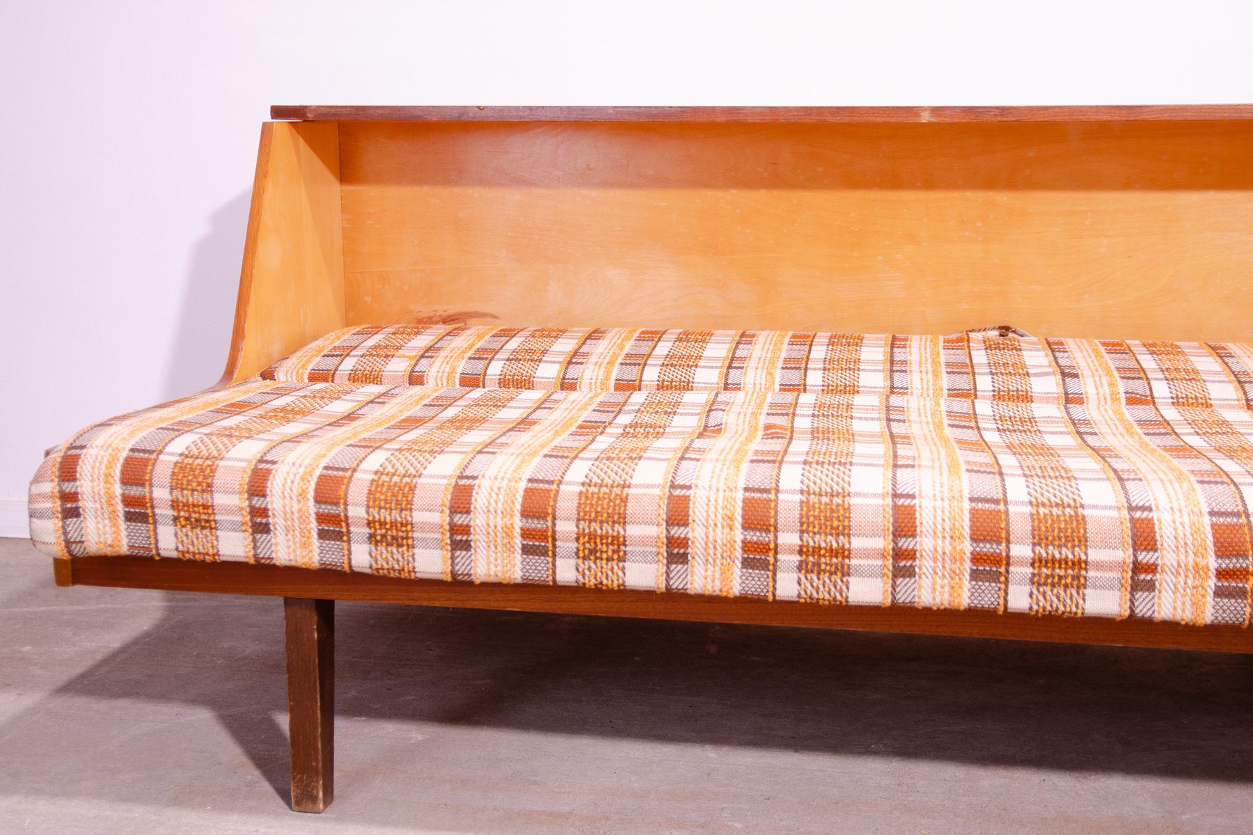 Folding Scandinavian style Sofabed, 1970s, Czechoslovakia For Sale 7