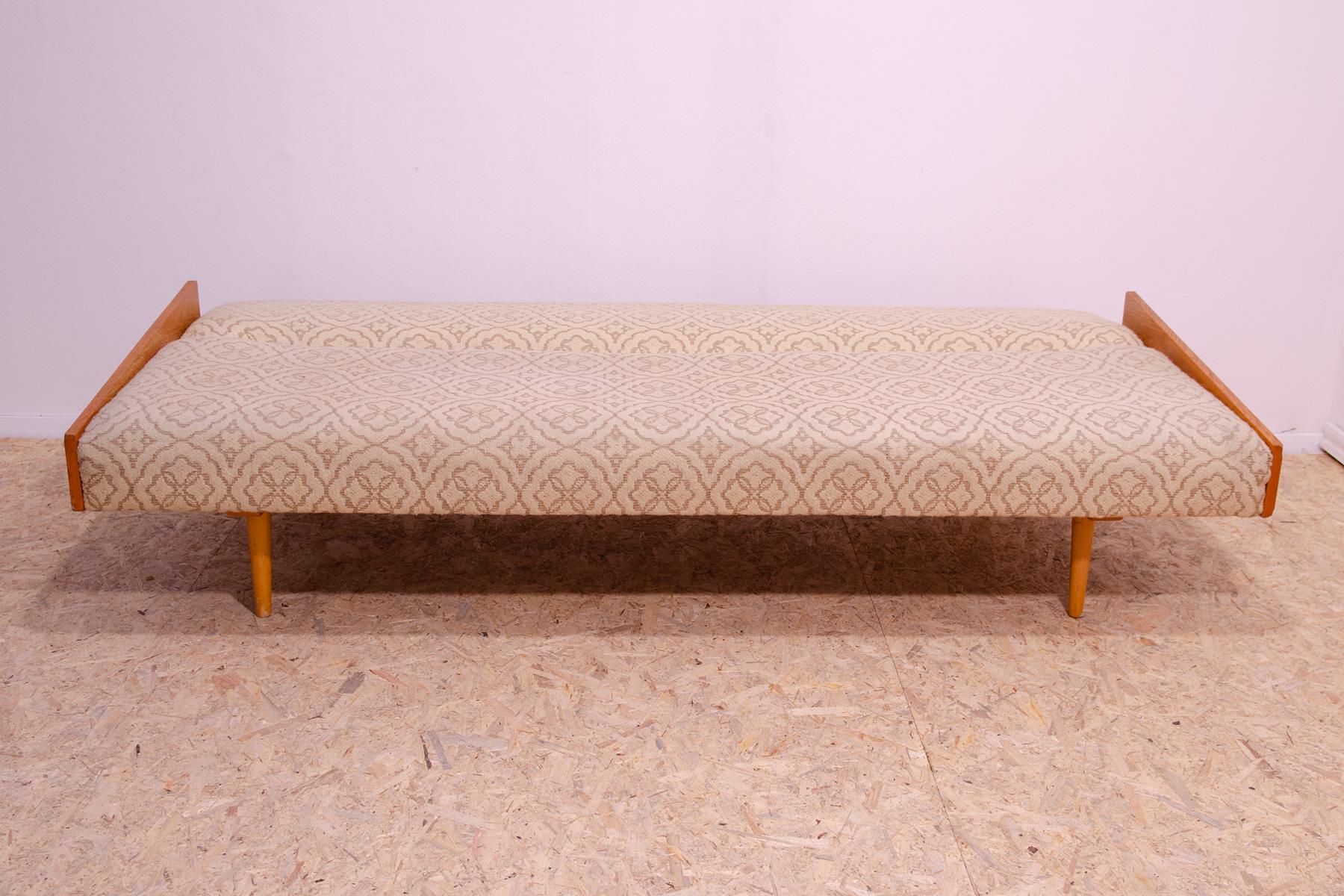 Klappbares Sofabett im skandinavischen Stil, 1970er Jahre, Tschechoslowakei im Angebot 5
