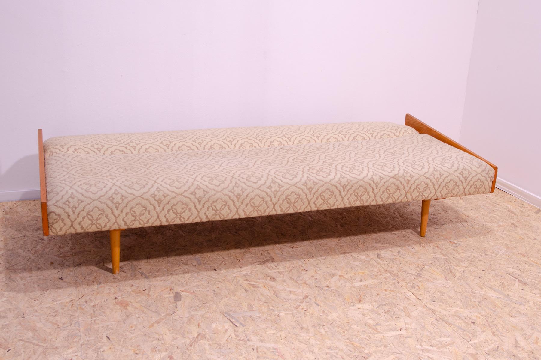 Klappbares Sofabett im skandinavischen Stil, 1970er Jahre, Tschechoslowakei im Angebot 6