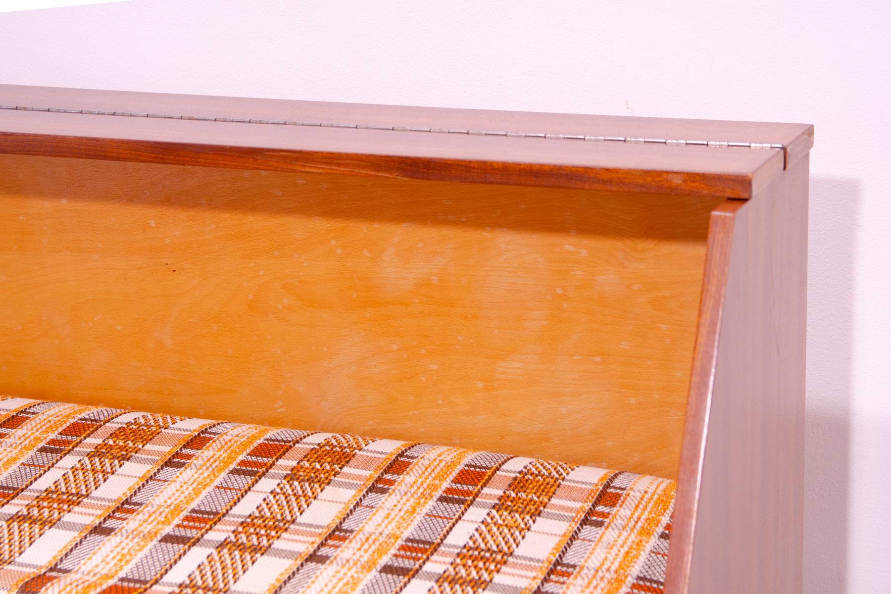 Klappbares Sofabett im skandinavischen Stil, 1970er Jahre, Tschechoslowakei im Angebot 7