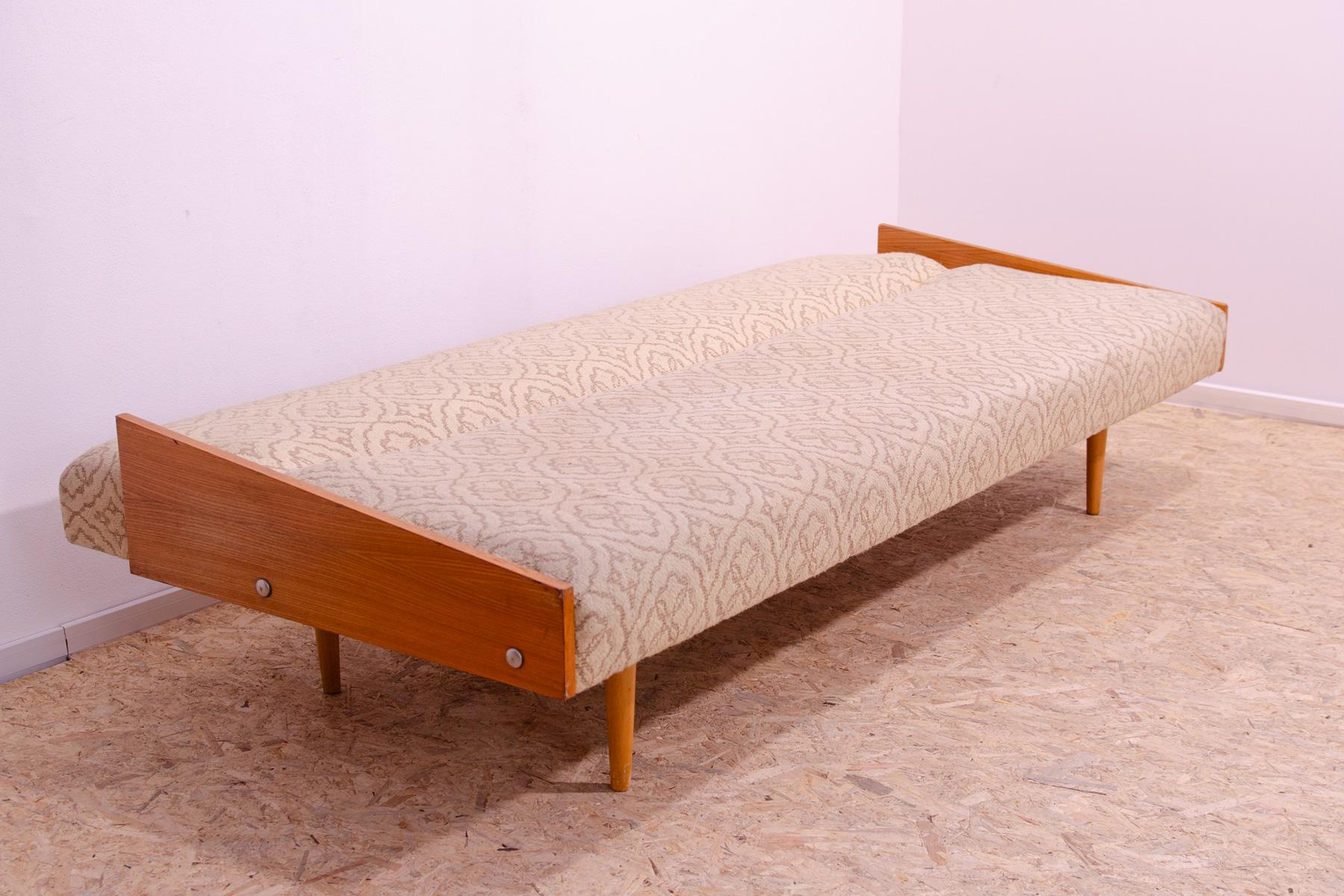 Klappbares Sofabett im skandinavischen Stil, 1970er Jahre, Tschechoslowakei im Angebot 7