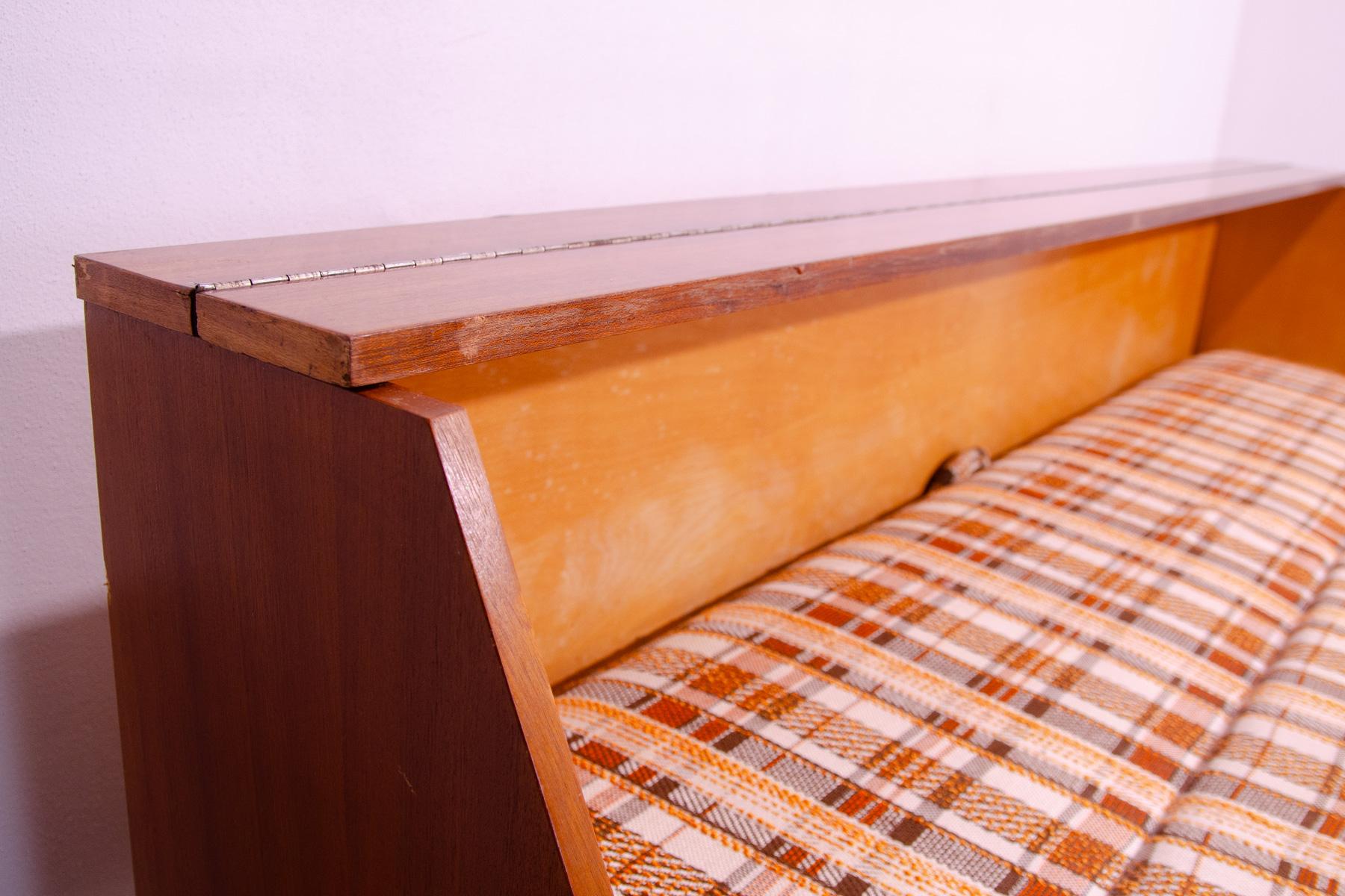 Klappbares Sofabett im skandinavischen Stil, 1970er Jahre, Tschechoslowakei im Angebot 8