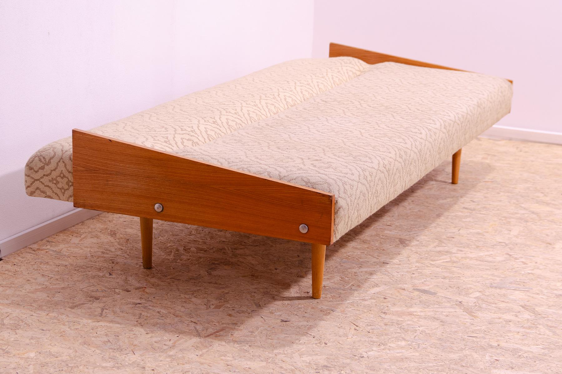 Klappbares Sofabett im skandinavischen Stil, 1970er Jahre, Tschechoslowakei im Angebot 8