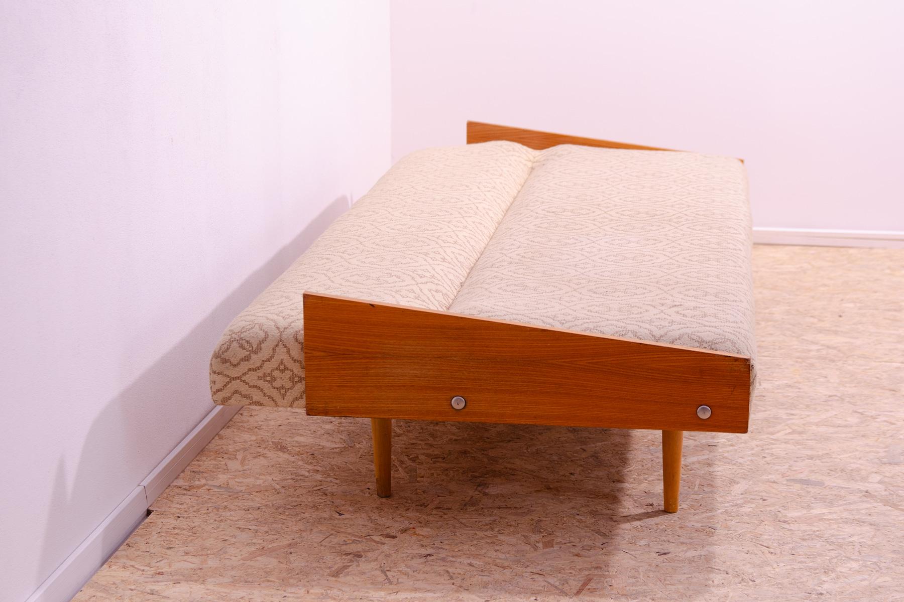 Klappbares Sofabett im skandinavischen Stil, 1970er Jahre, Tschechoslowakei im Angebot 9
