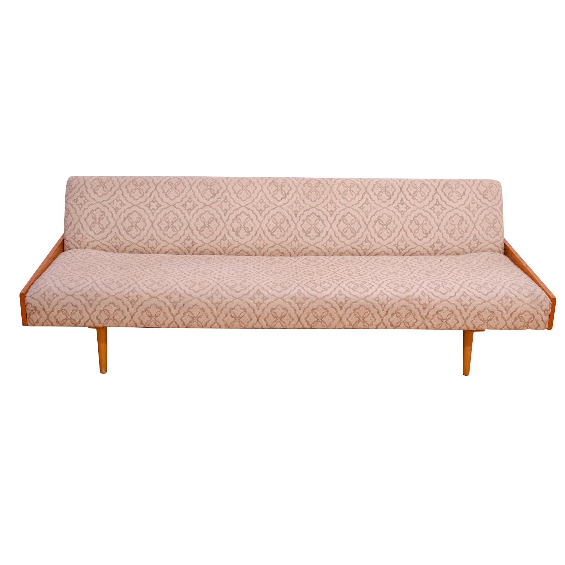 Dieses Sofabett im skandinavischen Stil wurde in der ehemaligen Tschechoslowakei in den 1970er Jahren hergestellt.  Das Sofa hat eine Holzstruktur mit Eschenholzfurnier, insgesamt ist es in sehr gutem Vintage-Zustand, zeigt leichte Alters- und