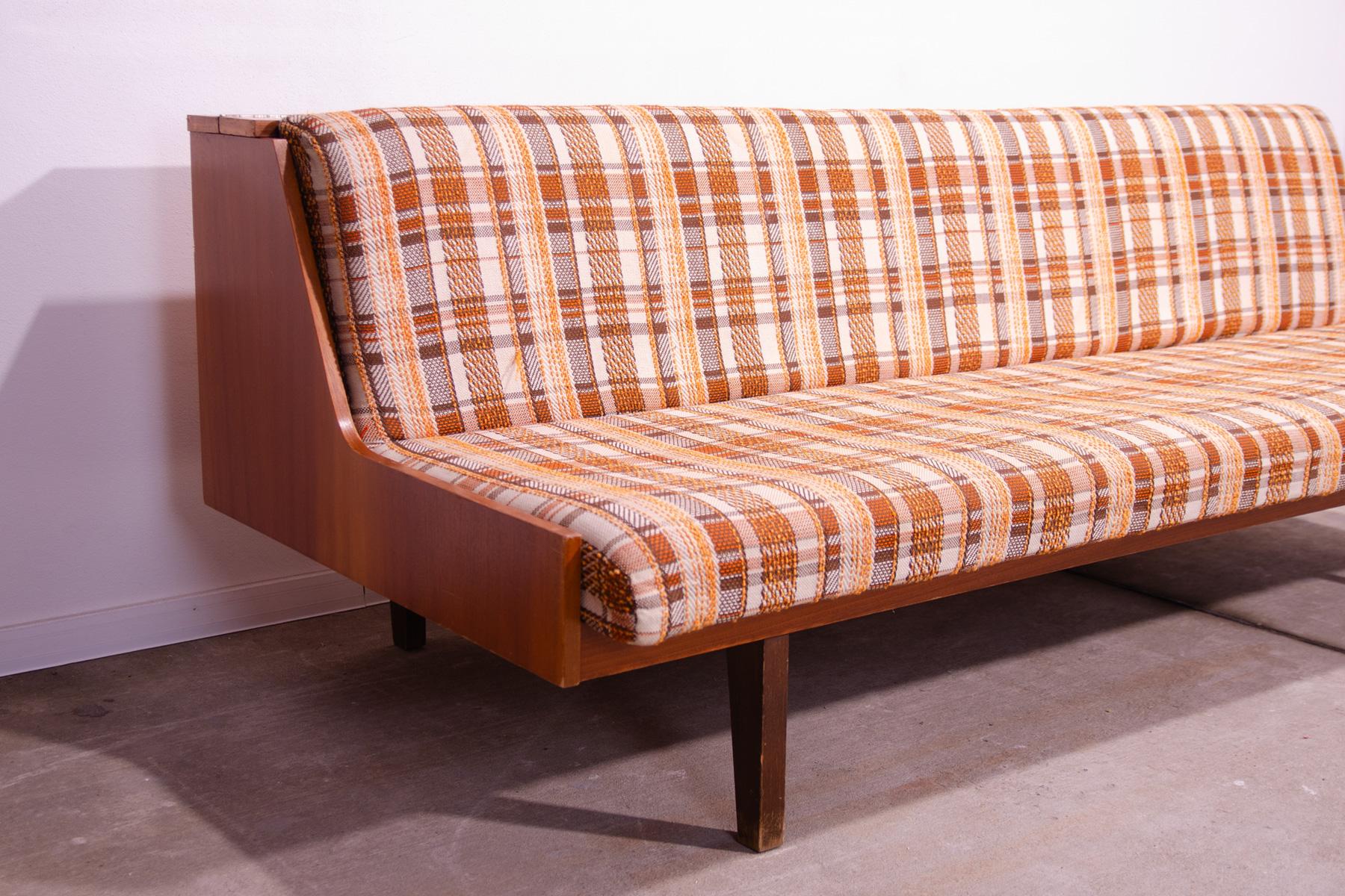 Klappbares Sofabett im skandinavischen Stil, 1970er Jahre, Tschechoslowakei (Tschechisch) im Angebot