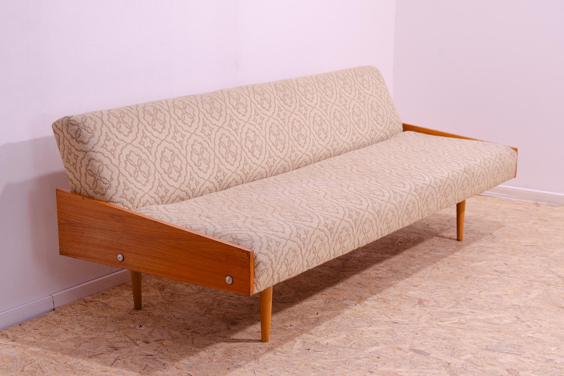 Klappbares Sofabett im skandinavischen Stil, 1970er Jahre, Tschechoslowakei (Furnier) im Angebot