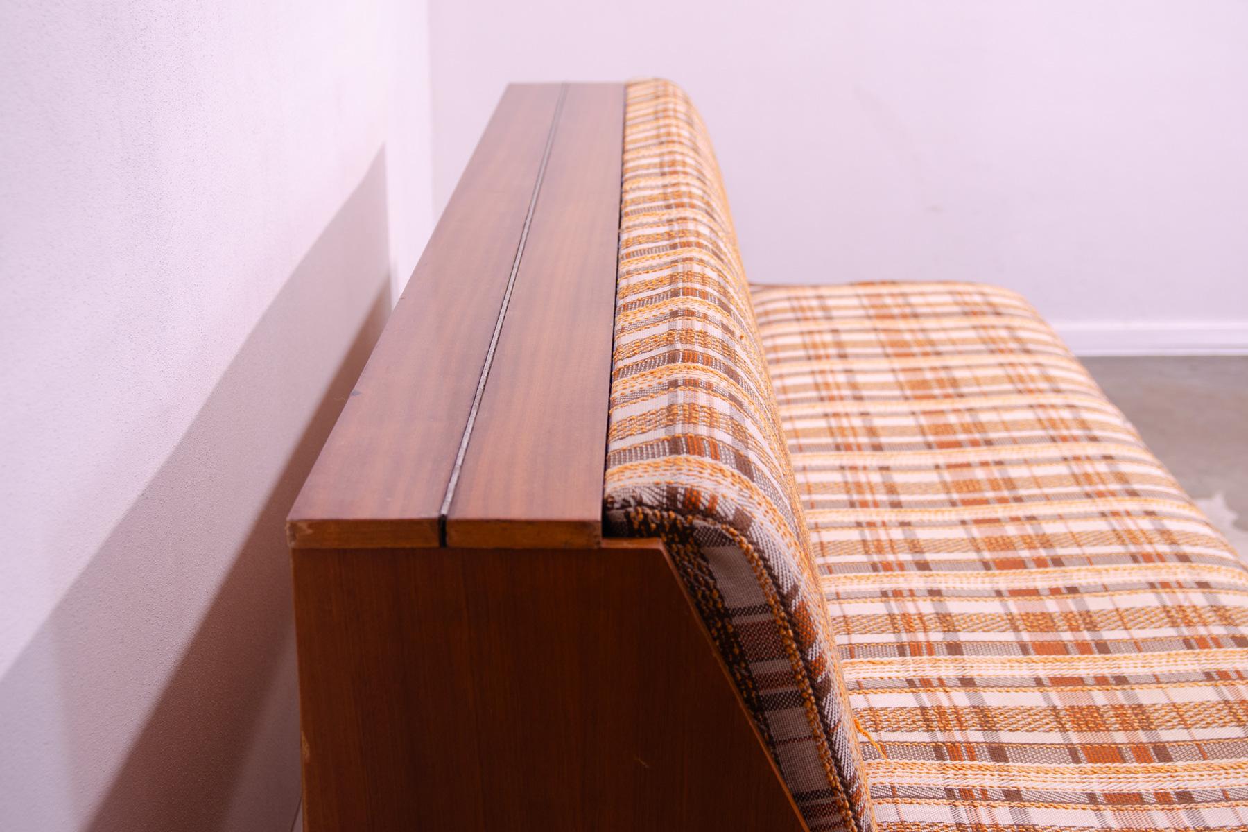 Klappbares Sofabett im skandinavischen Stil, 1970er Jahre, Tschechoslowakei (20. Jahrhundert) im Angebot