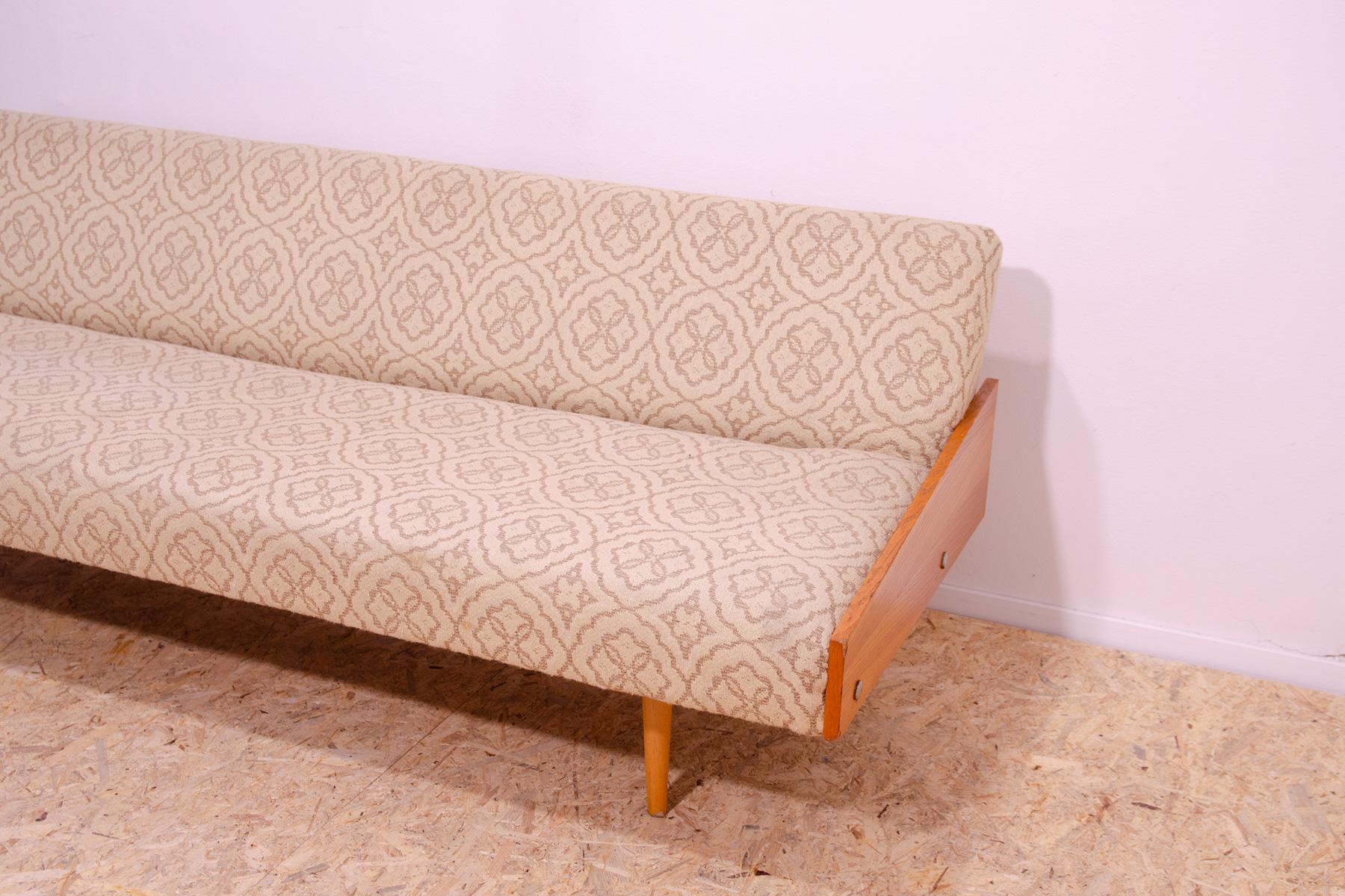 Klappbares Sofabett im skandinavischen Stil, 1970er Jahre, Tschechoslowakei (Stoff) im Angebot