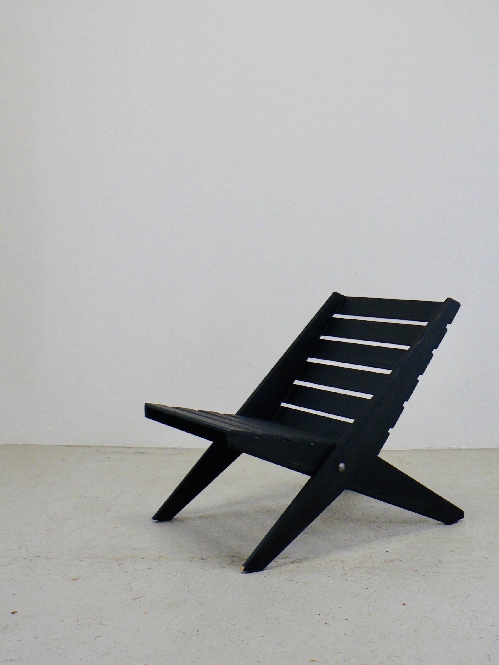 Une étonnante chaise pliante à ciseaux, à la fois décorative et fonctionnelle. Il bénéficie d'une construction très architecturale grâce à son design minimaliste, d'une simplicité visuellement frappante. Cette chaise peut être utilisée comme siège