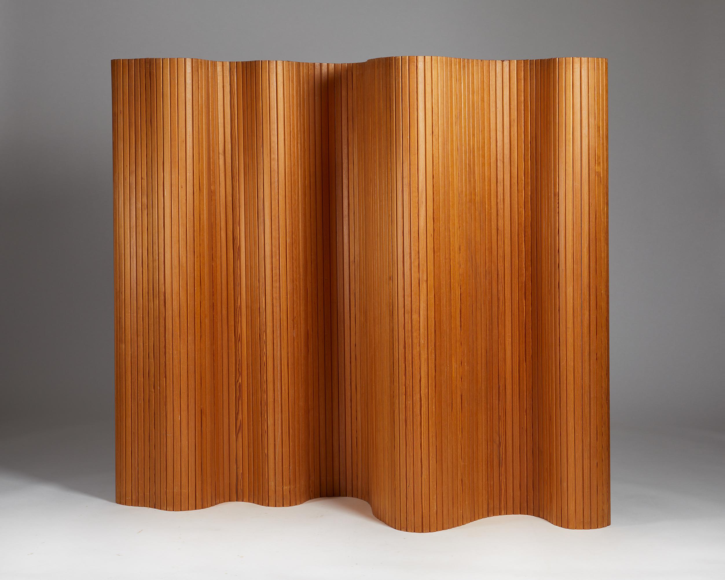 Folding 'Screen 100' designed by Alvar Aalto for Artek,
Finland. 1936.
Pine.

Alvar Aalto’s 'Screen 100' designed in 1936 is a sculptural room divider made entirely of individual pine slats. This is the rarer long version of the design — the