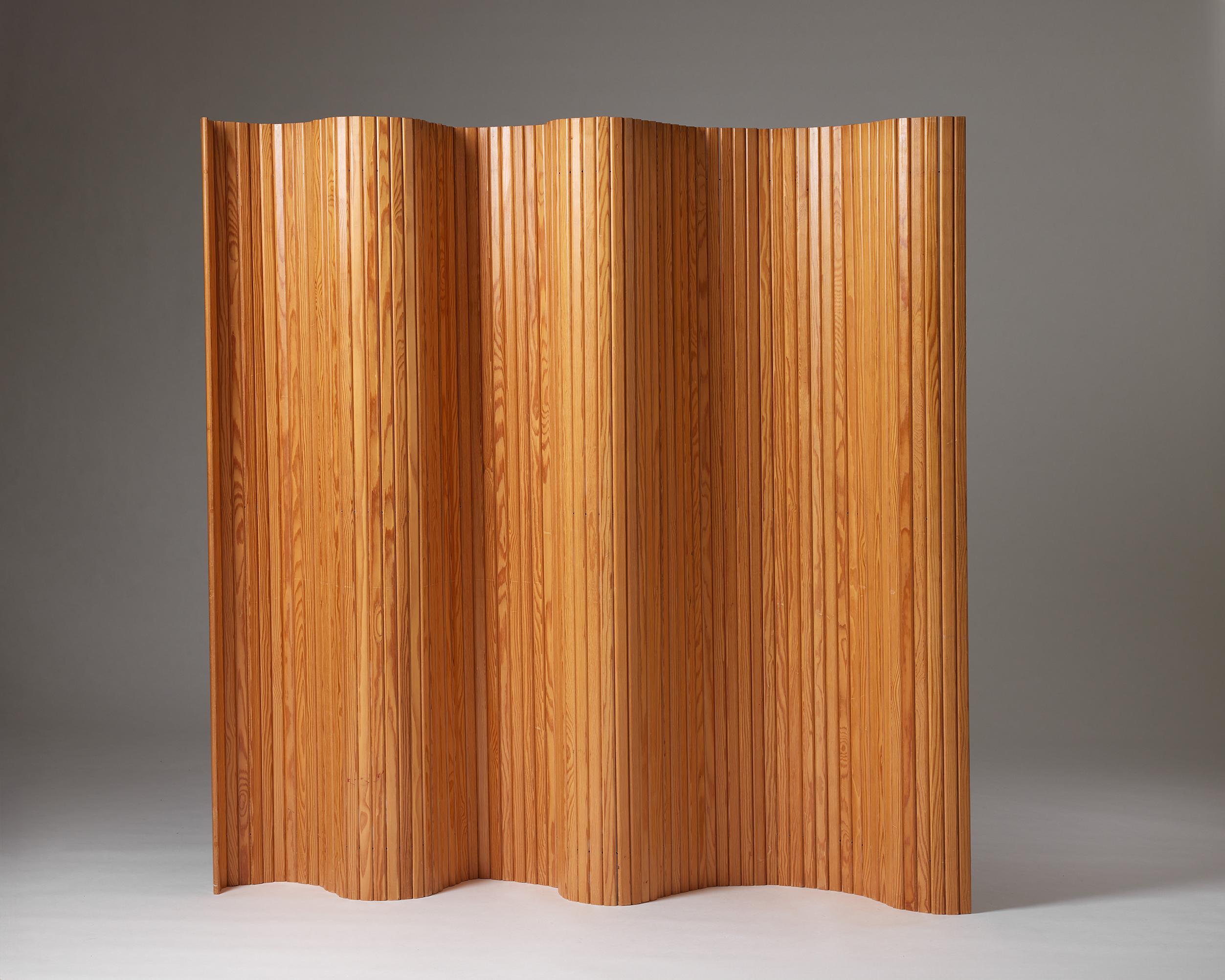 Folding 'Screen 100' designed by Alvar Aalto for Artek, Finland, 1936

Pine.

Alvar Aalto’s “Screen 100” designed in 1936 is a sculptural room divider made entirely of individual pine slats. This is the rarer long version of the design — the