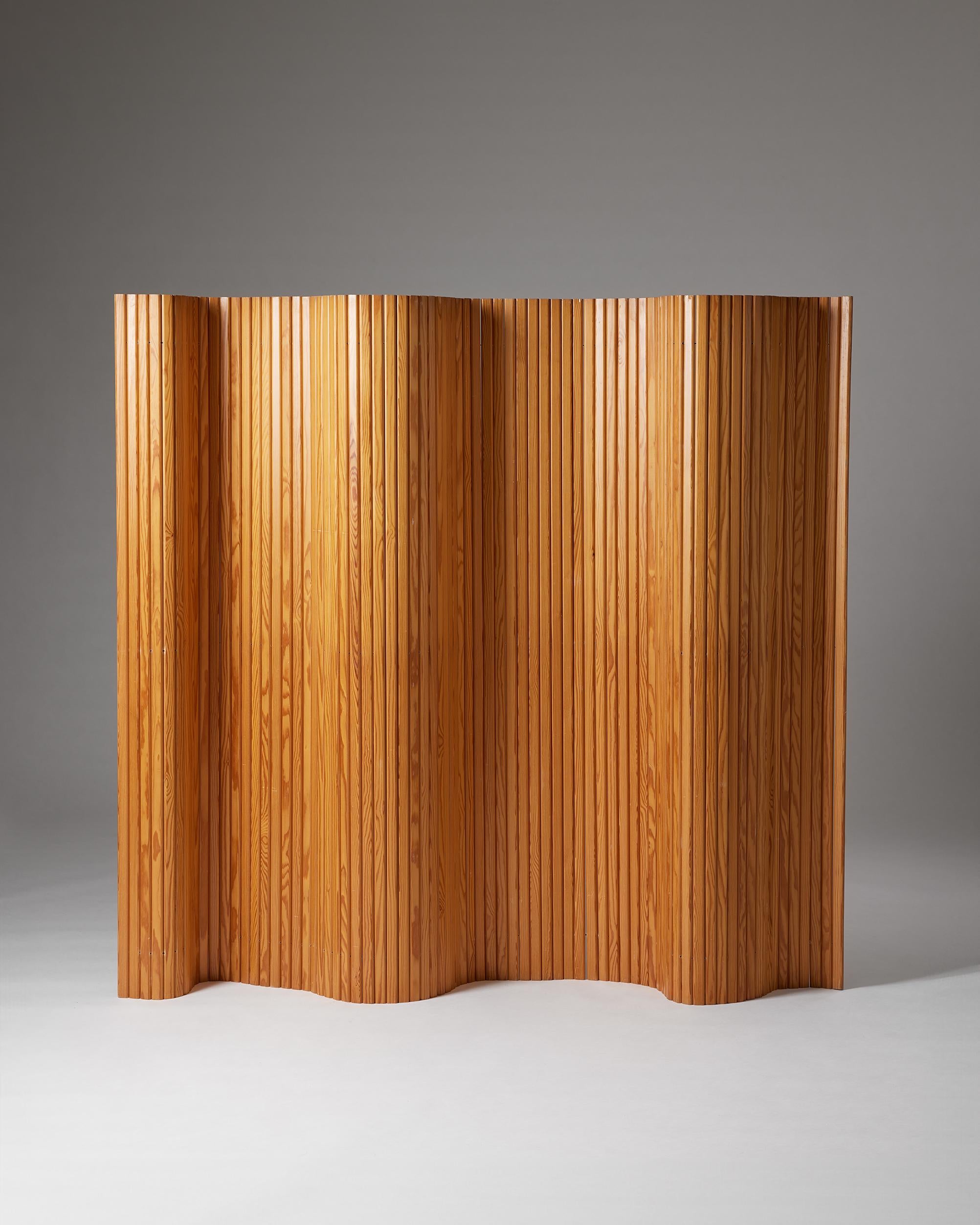 Folding ‘Screen 100’ designed by Alvar Aalto for Artek,
Finland, 1936.

Material: Pine.

Alvar Aalto’s “Screen 100” designed in 1936 is a sculptural room divider made entirely of individual pine slats. This is the rarer long version of the design —
