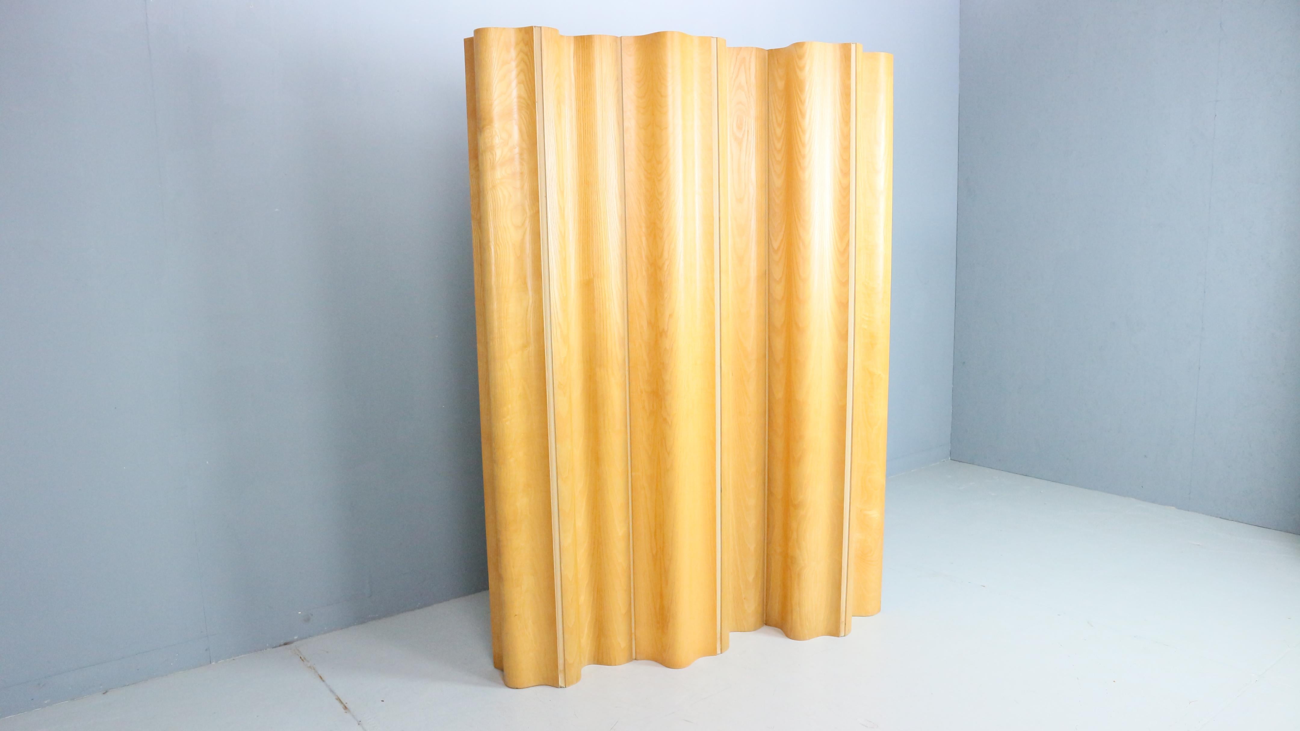 Progettato e immesso sul mercato nel 1946, l'abbreviazione Foldes (F) Screen (S) in Wood (W) indicava una serie di divisori per schermi che facevano parte dei prodotti di arredamento per la casa in compensato immessi sul mercato nel dopoguerra.

La