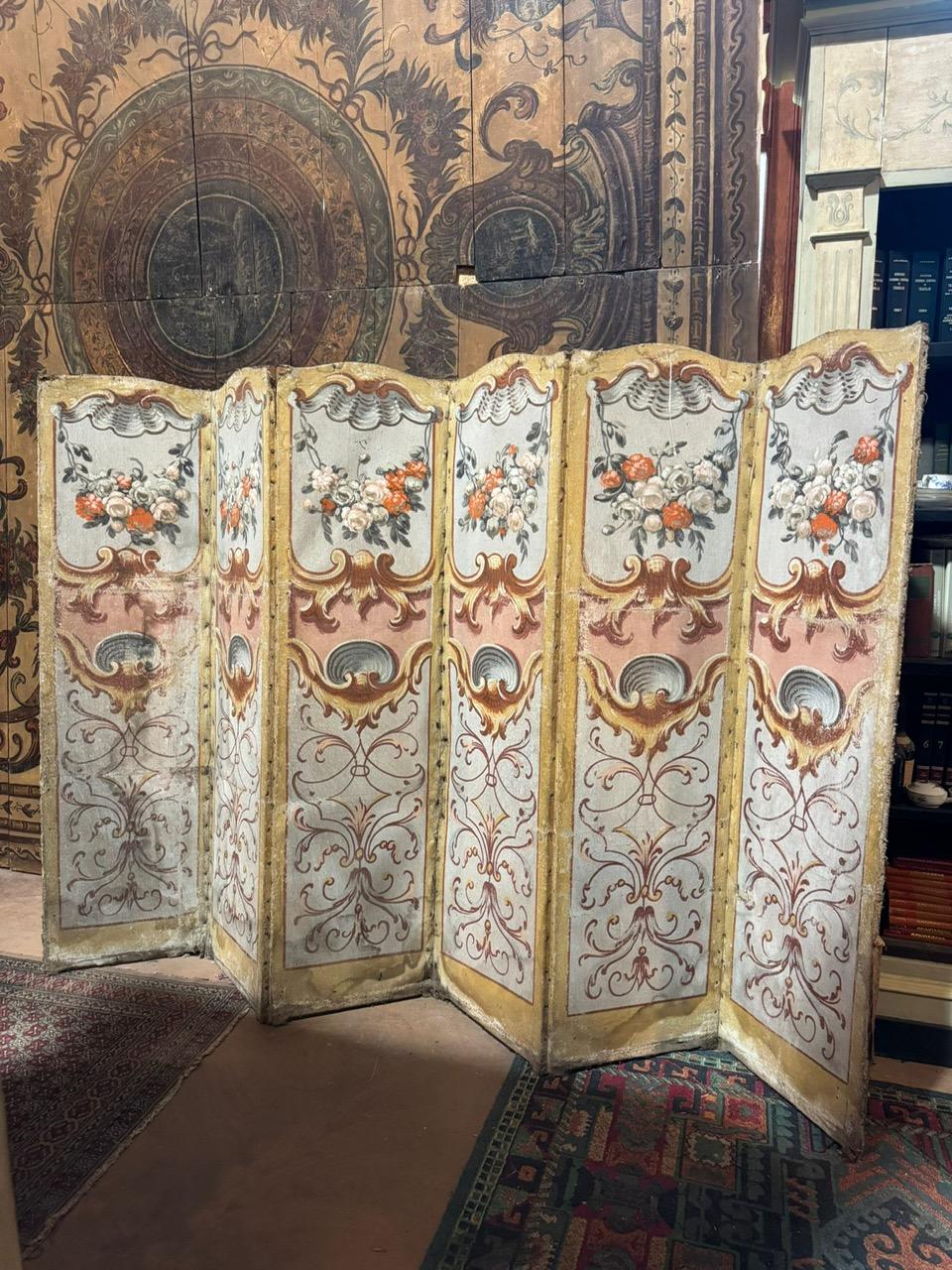 Antique folding partition, in modules, built on canvas painted with rich floral and leafy decorations, centered by shells, with six doors. Original from the 18th century, Origin Turin (Italy)
Maximum dimensions cm w 288 x H 184