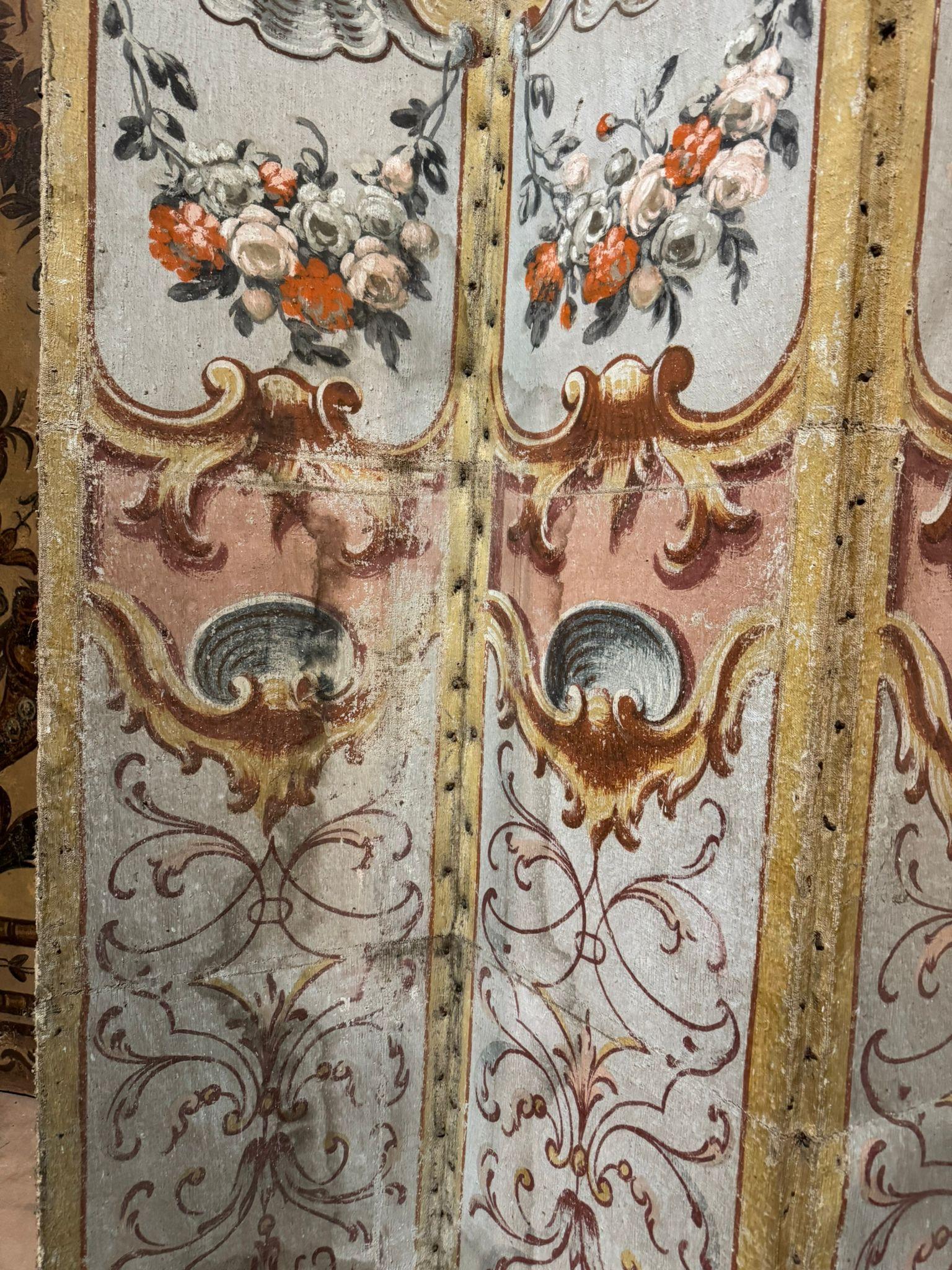 Folding screen on canvas painted with rich floral and leafy decorations, Italy In Good Condition For Sale In Cuneo, Italy (CN)