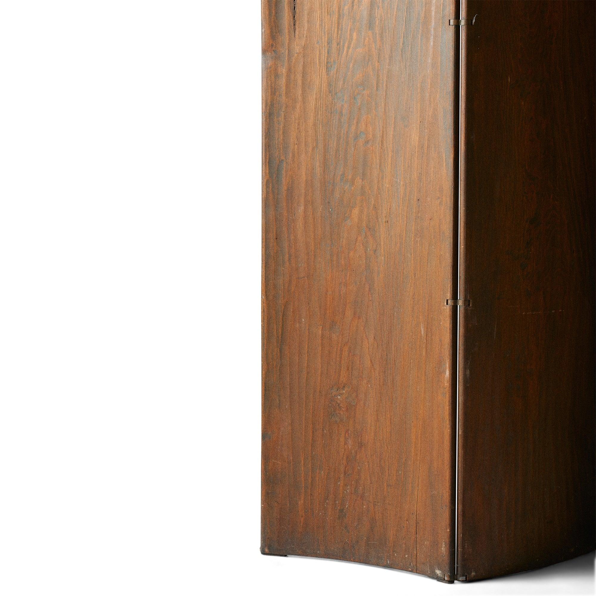 Biombo separador de tres paneles realizado por Wharton Esherick, padre del Movimiento del Mueble de Estudio, firmado y fechado en 1939. Tallado en pino amarillo