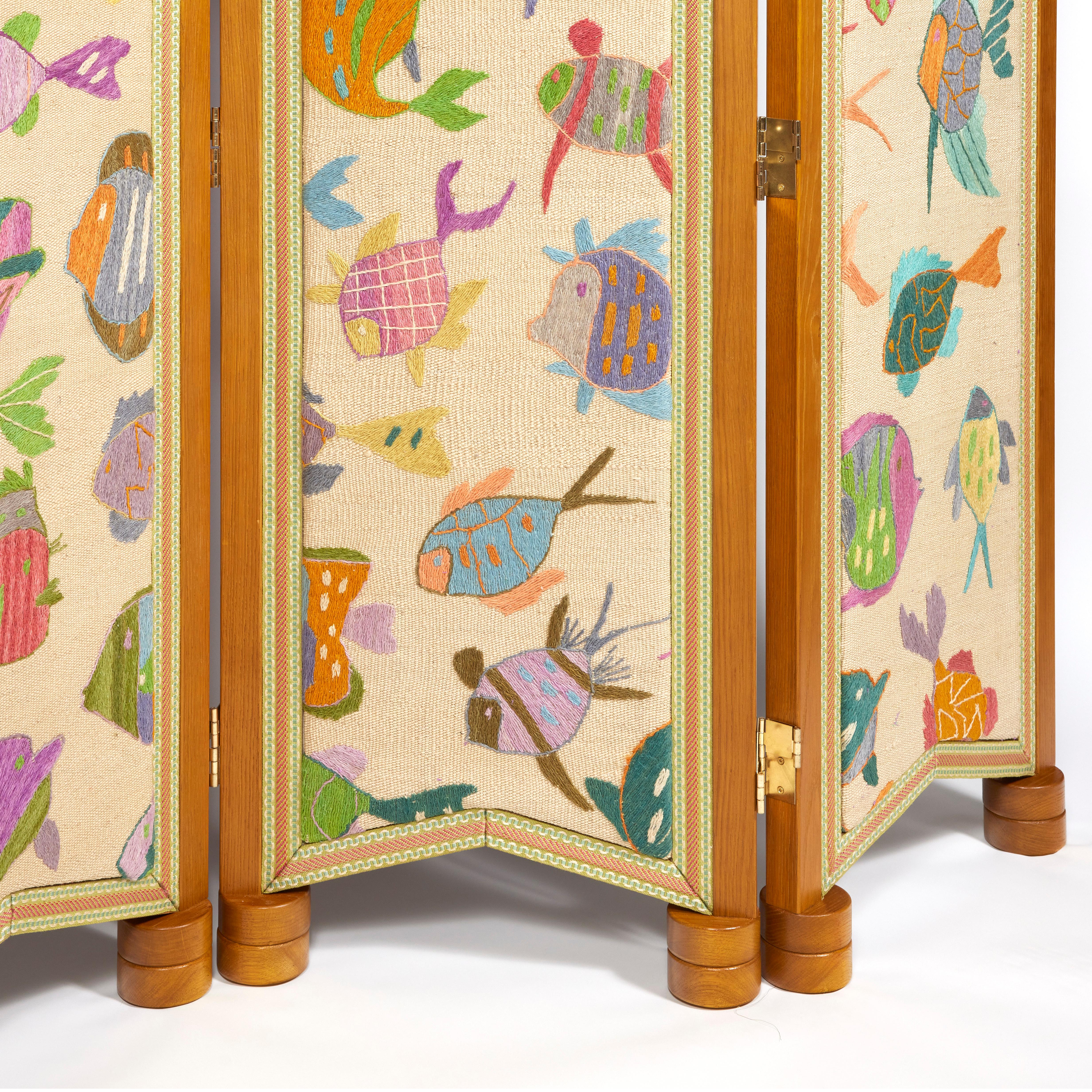 Screen upholstered on the back with a hand-broidered canvas with a fish motif framed with passementerie and on the front with an 