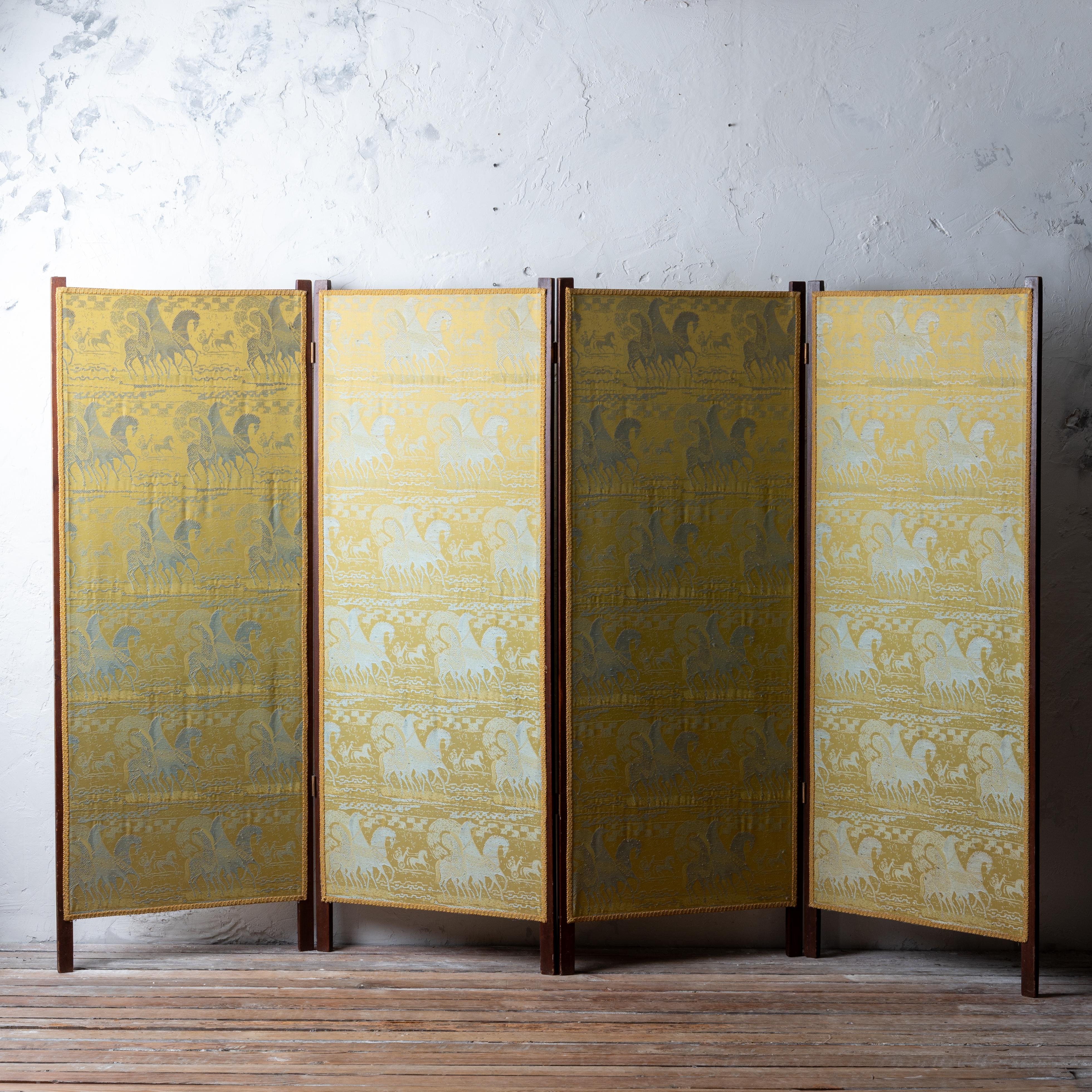 Paravento antico a quattro pannelli in mogano con uno speciale tessuto jacquard a cavallo etrusco di Tibor Reich, degli anni '60.  Sia la parte anteriore che quella posteriore sono imbottite e illustrate.

101 pollici completamente esteso 
Alto 66