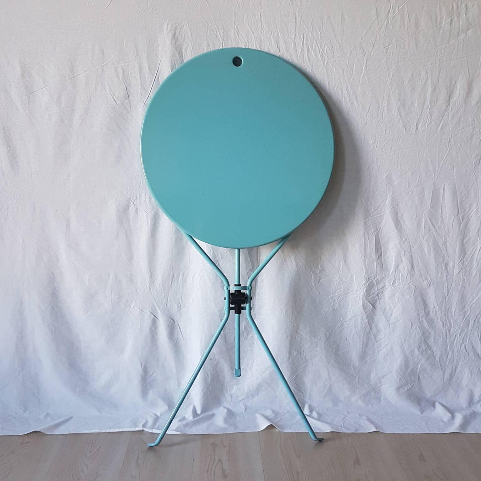 Cumano is a folding table designed by Achille Castiglioni for Zanotta in the 1978.
It is light blue enameled and it has a steel rod frame and top.
The dimensions are referred when table is open.