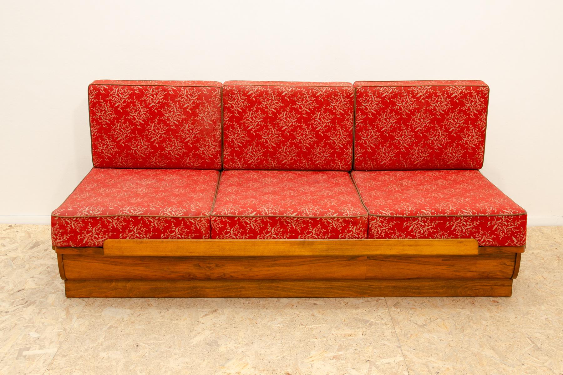 Klappbares Schlafsofa aus der Mitte des Jahrhunderts, entworfen von Jindřich Halabala für UP Závody in der ehemaligen Tschechoslowakei in den 1950er Jahren. Dieses Sofa hat eine Holzstruktur, die mit Nussbaum furniert ist. Das Sofa befindet sich in