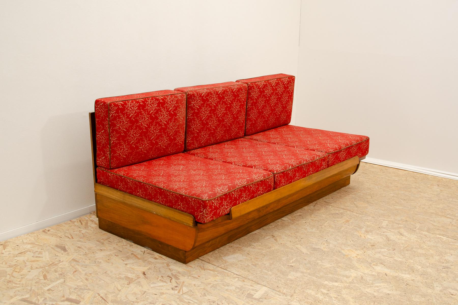 Faltbares Sofa von Jindrich Halabala für UP Závody 1950er Jahre, Tschechoslowakei (Moderne der Mitte des Jahrhunderts) im Angebot