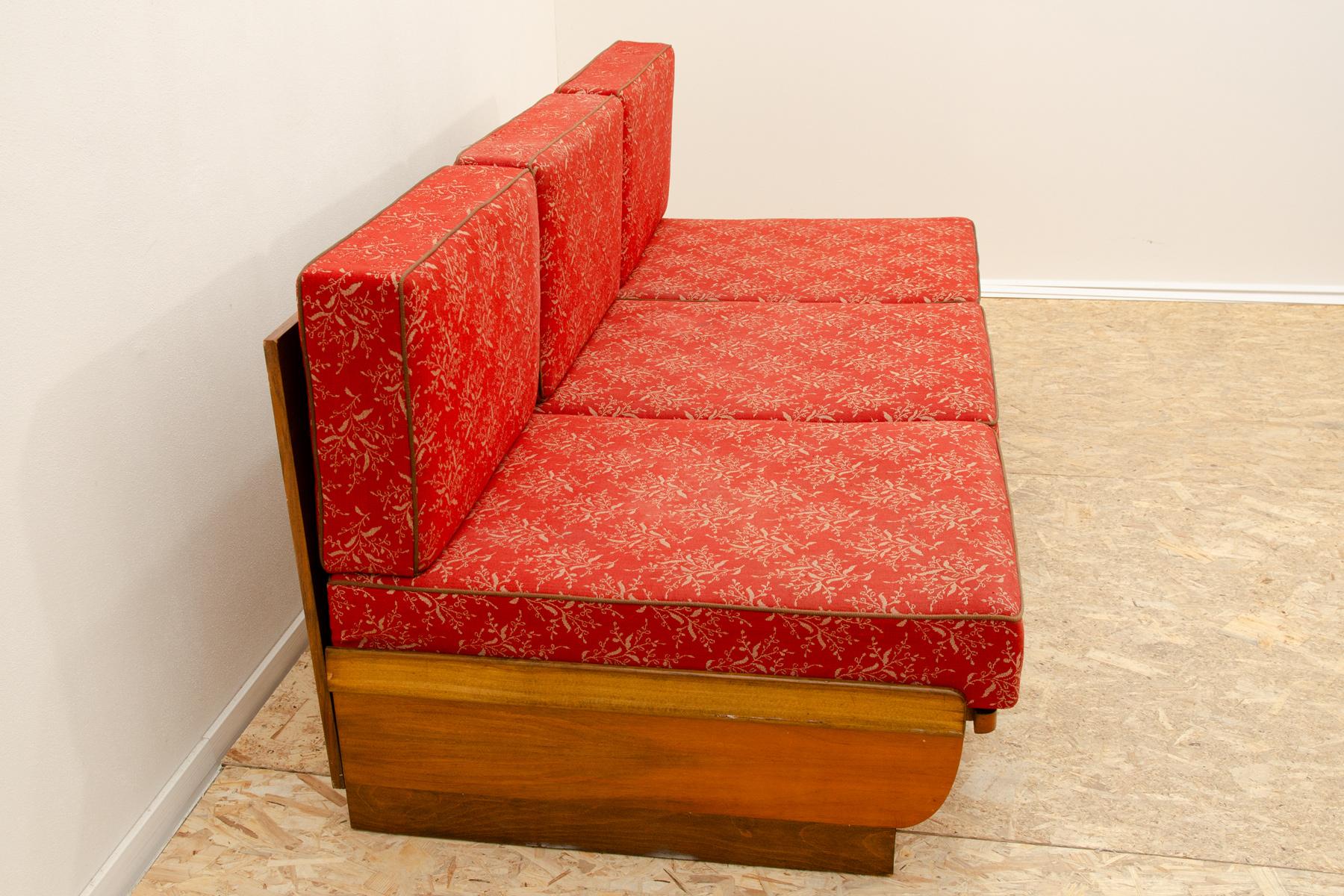 Faltbares Sofa von Jindrich Halabala für UP Závody 1950er Jahre, Tschechoslowakei (Furnier) im Angebot