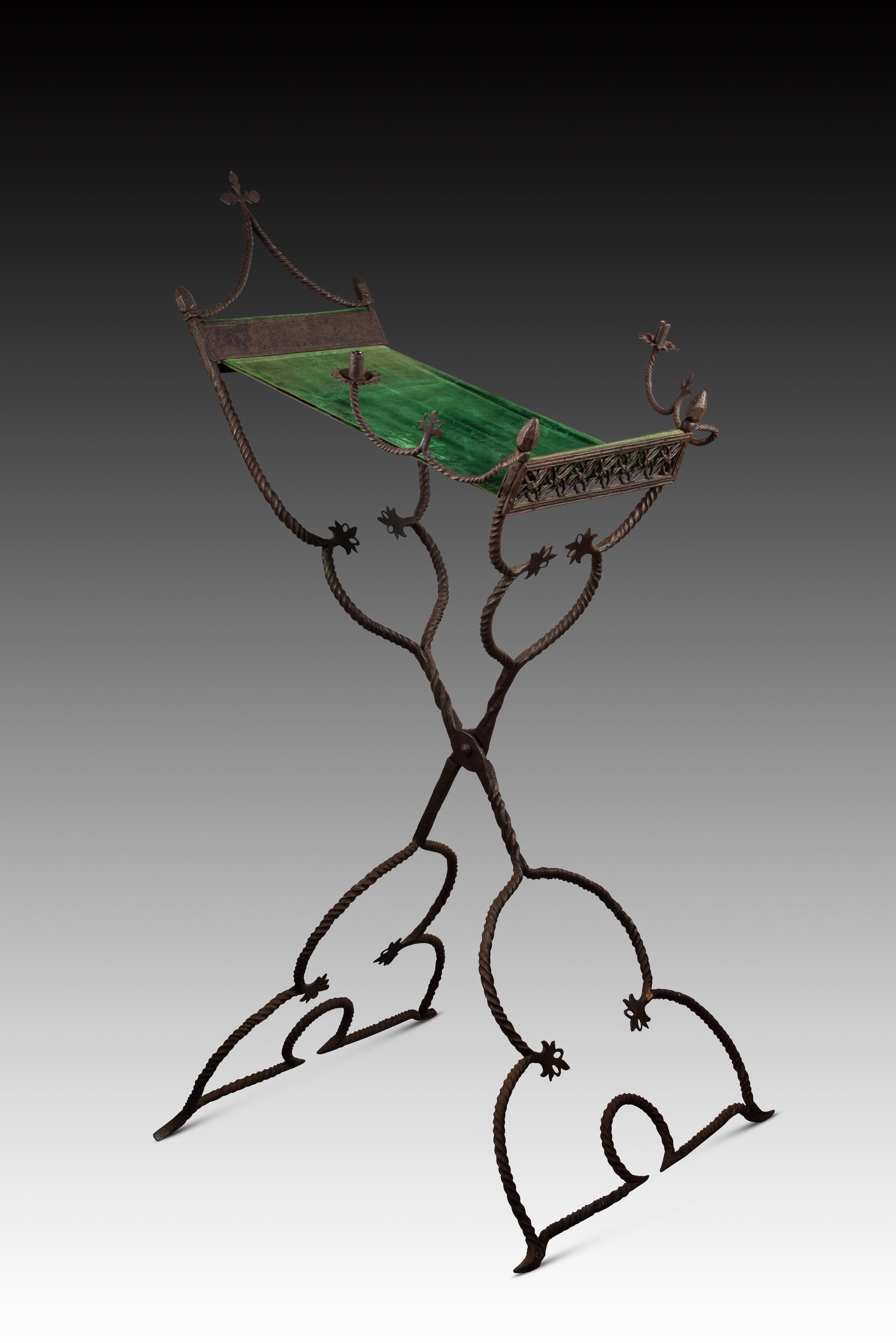 Folding Standing Lectern in Wrought Iron and Fabric, Spain, 16th Century In Good Condition In Madrid, ES