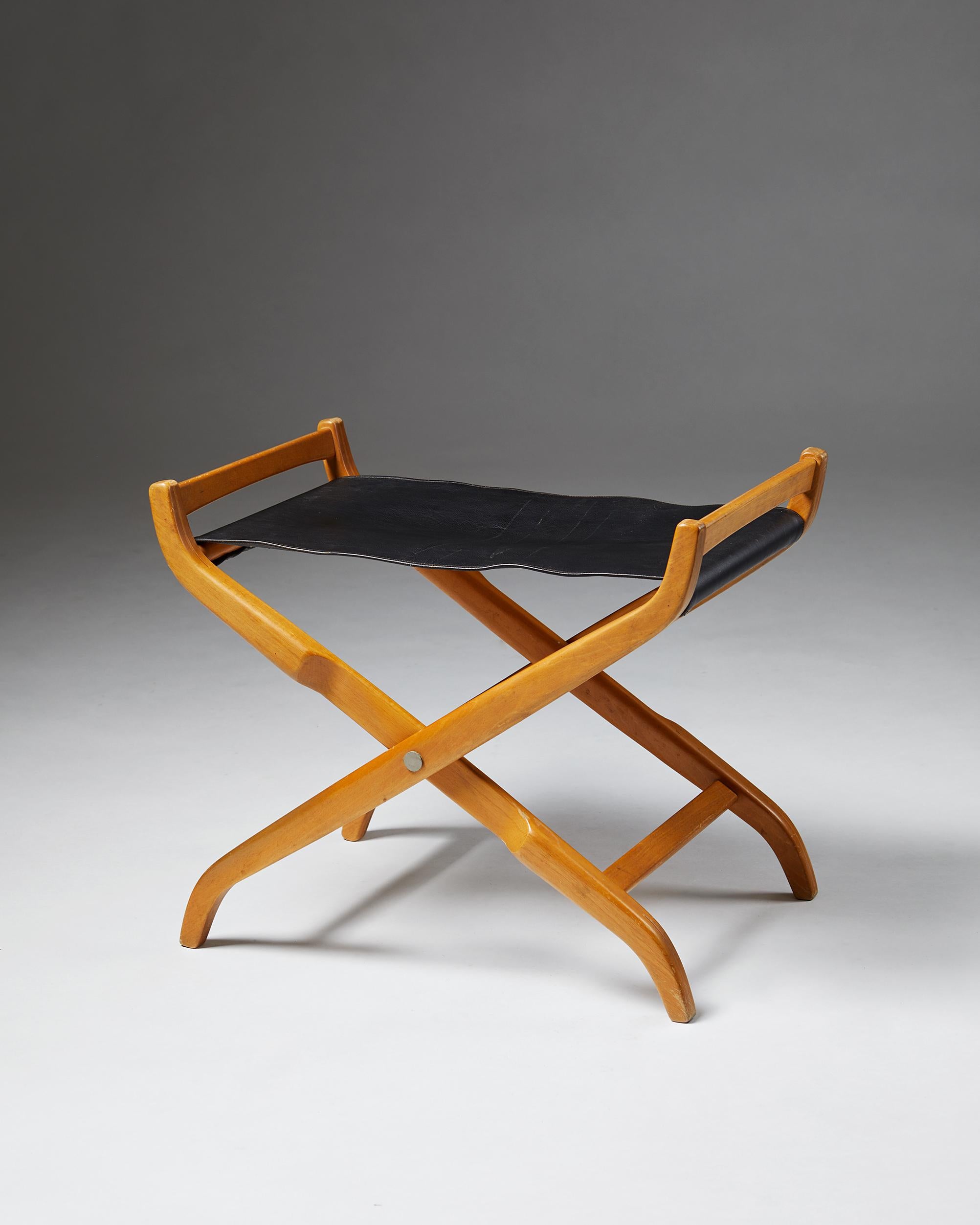 Folding stool “Futura” designed by David Rosén for Nordiska Kompaniet
Sweden, 1960s.
Leather and beech.

Measures: H 48 cm/ 1' 7 1/2