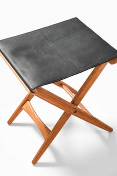 Taburete plegable de latón, cuero y roble, diseño de Uno & Östen Kristiansson, década de los 50