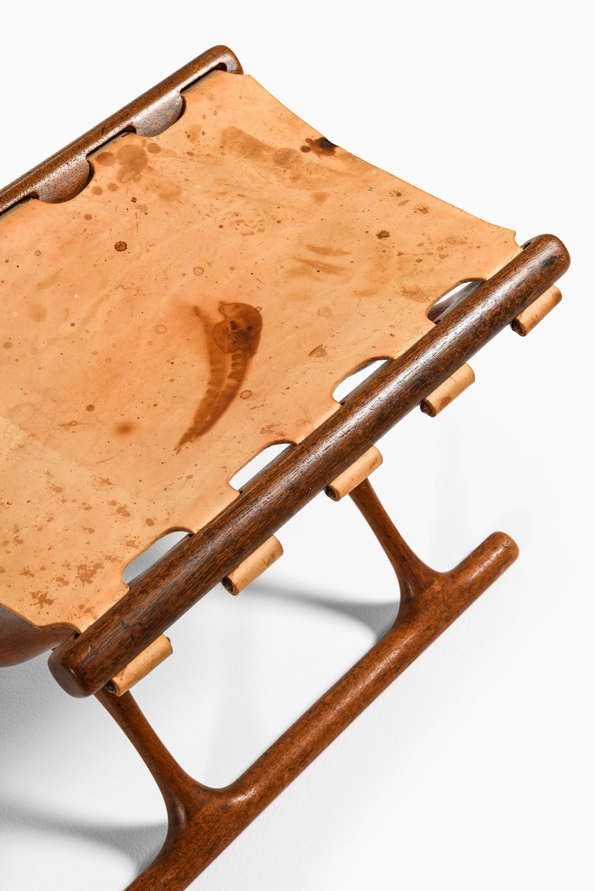 Sgabello Foldes in teak e pelle naturale originale di Poul Hundevad, anni '50 In condizioni buone in vendita a Limhamn, Skåne län